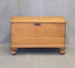 Cofre alemán antiguo para mantas, de pino natural, de alrededor de 1900