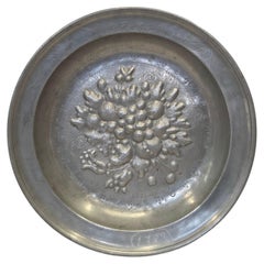 Piatto commemorativo antico in peltro con motivi a sbalzo di fiori e frutta, Germania, 1783