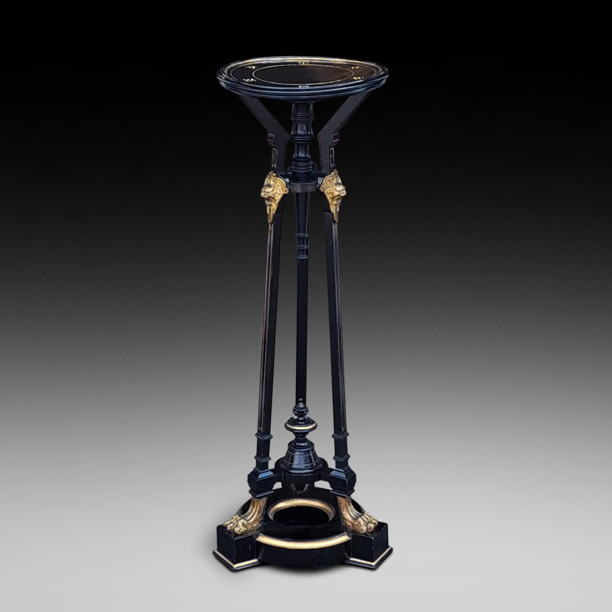 Jardinière montée en ébonite et en bronze doré de la fin du 19e siècle - de forme esthétique effilée avec des pieds en patte de lion et un plateau circulaire - 15