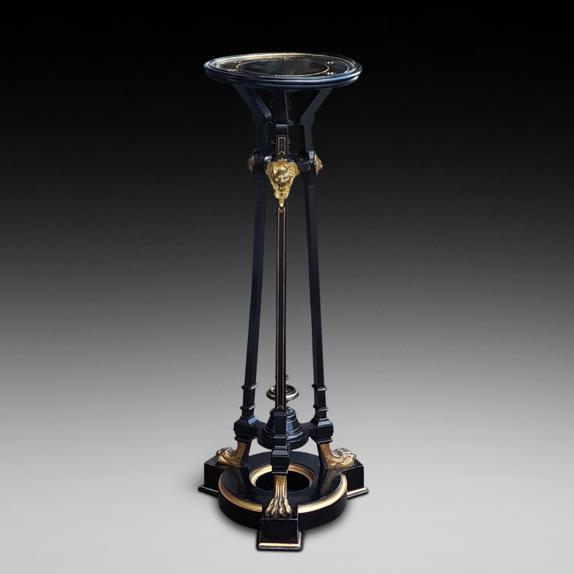 Mouvement esthétique Jardiniere de la fin du 19e siècle, ébonisée et montée en bronze doré en vente