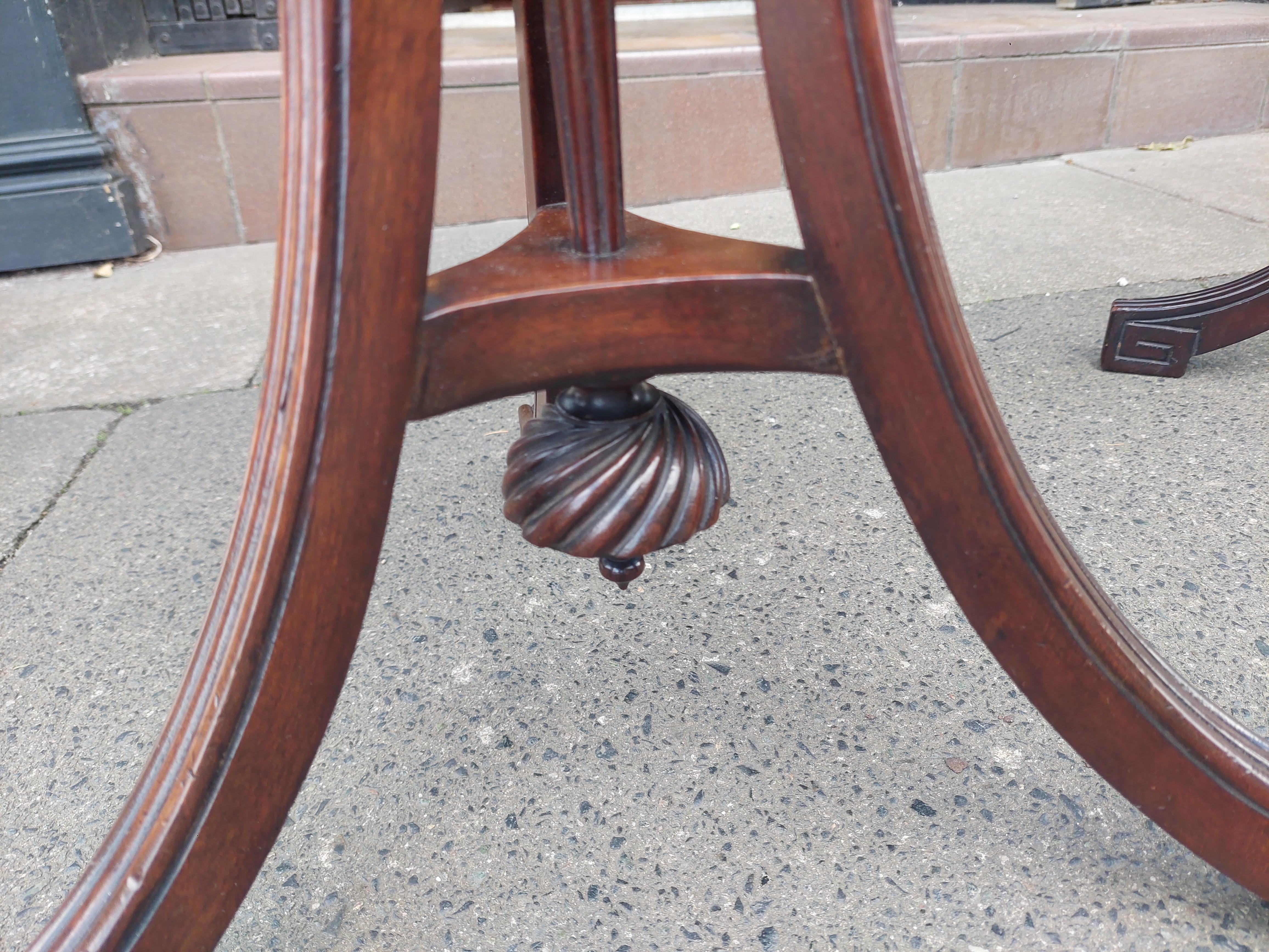 Pair of late Victorian Mahogany Occasional Tables In Good Condition For Sale In Altrincham, GB