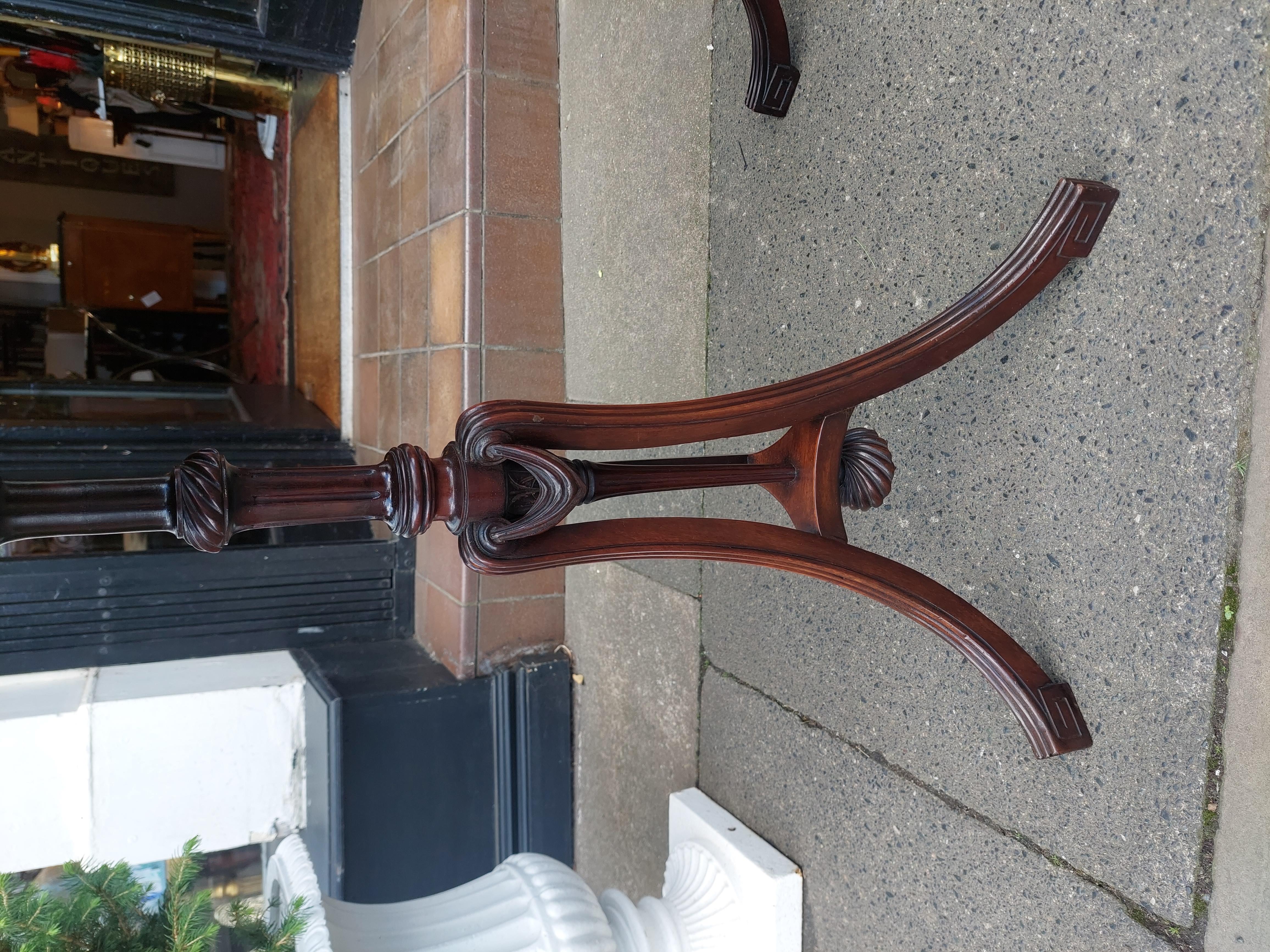 Late Victorian Pair of late Victorian Mahogany Occasional Tables For Sale
