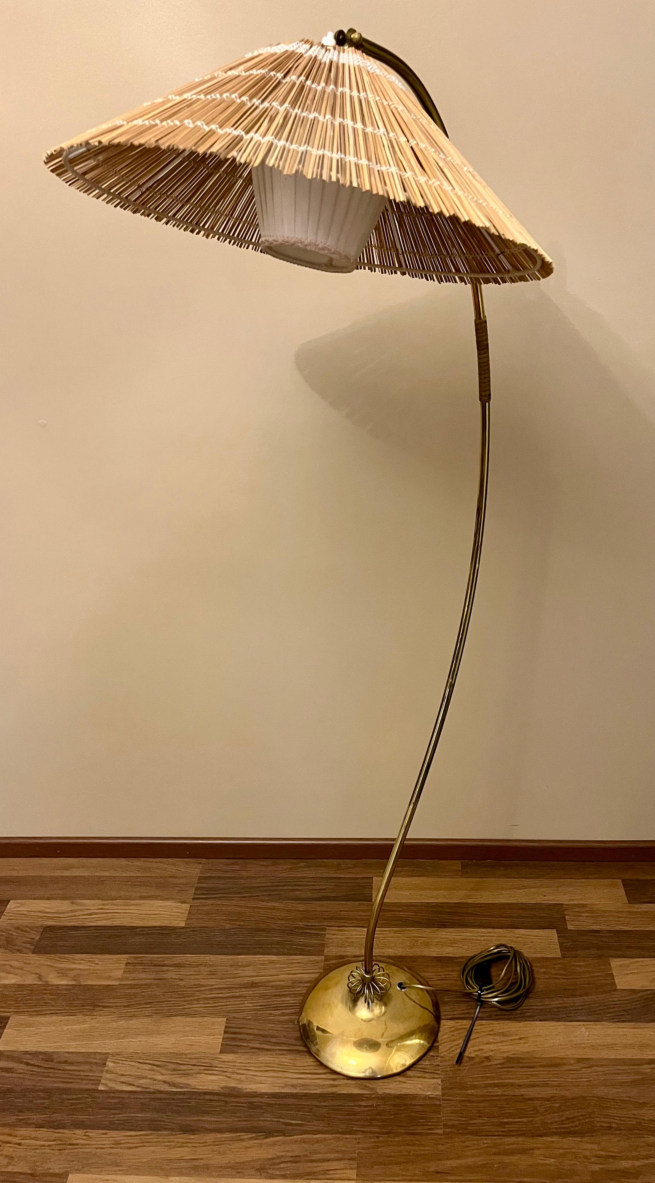 Soini Oy est un fabricant de luminaires finlandais réputé qui a produit des lampes design de haute qualité. Les lampadaires en laiton, en particulier, sont très appréciés pour leur design intemporel et leur durabilité. Ces lampes combinent souvent