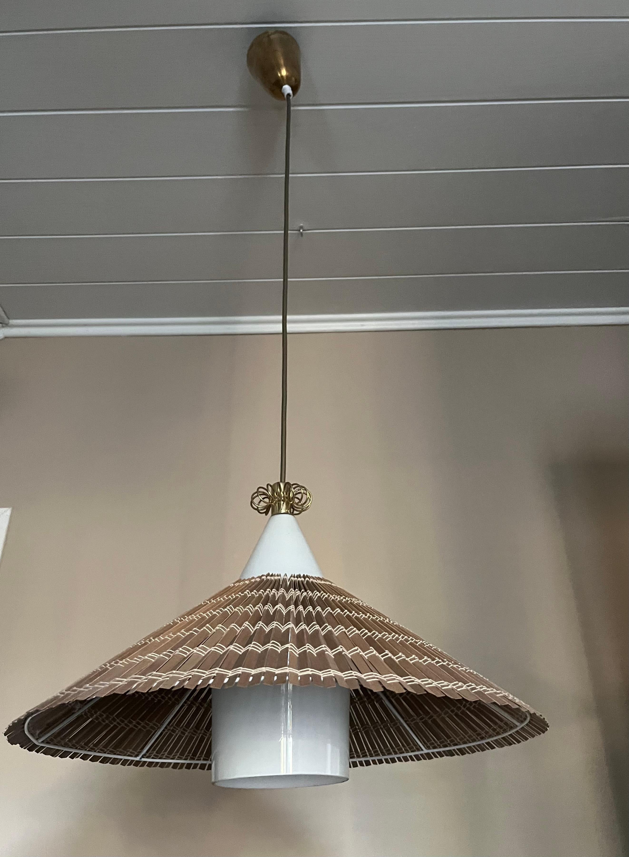 🛋️ Overview of the Tynell 1082 Lamp

The Paavo Tynell 1082 lamp is one of his rarer and most prized design classics. It represents his signature style: elegant brass, organic shapes, and poetic light play. While detailed public documentation is