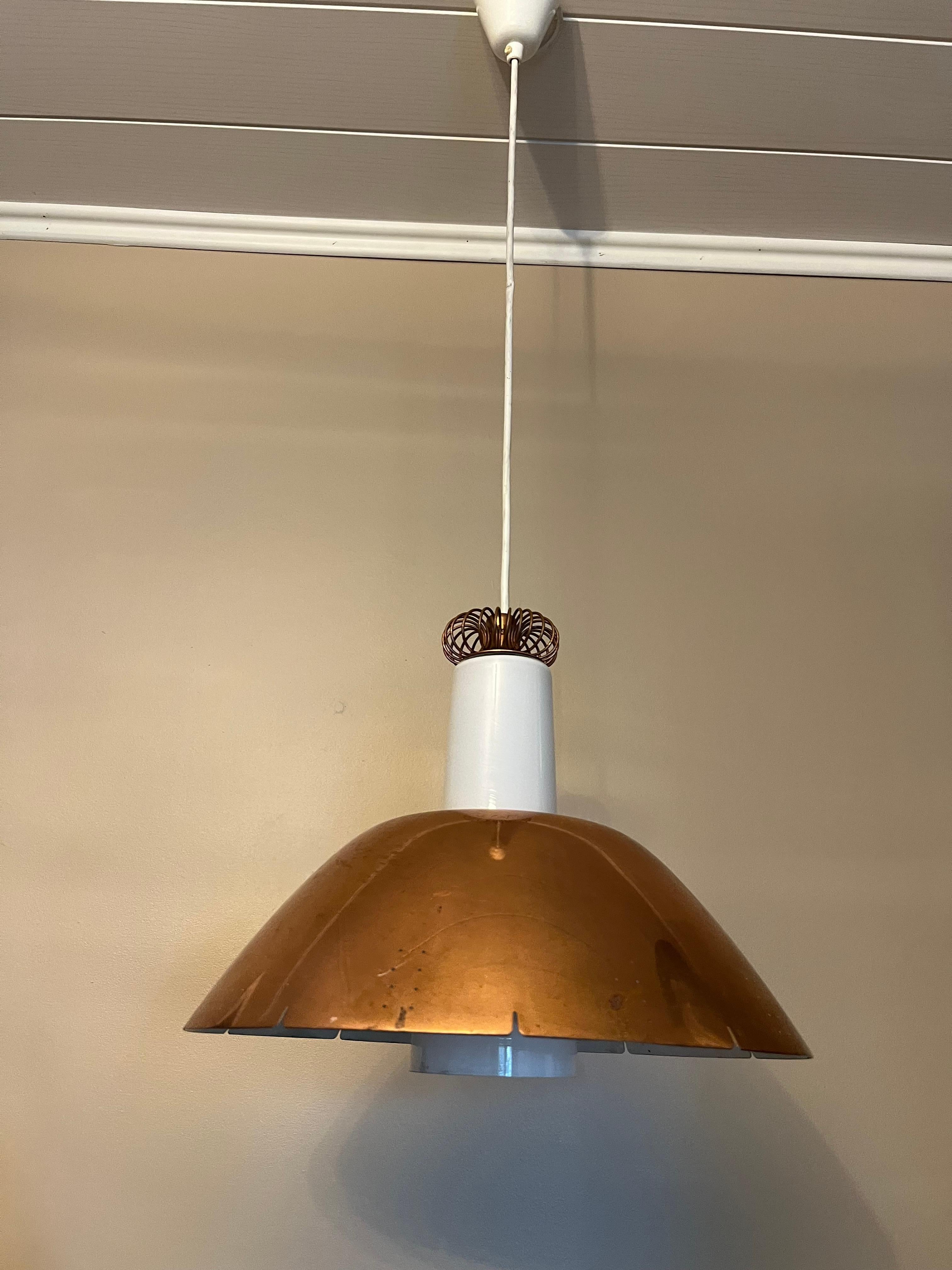 🕯️ Paavo Tynell’s K2-20 ceiling lamp is a gem of Finnish design that embodies the Scandinavian aesthetic and craftsmanship of the 1950s. This model seamlessly blends functionality, poetic form, and high-quality materials.

🔧 Structure and