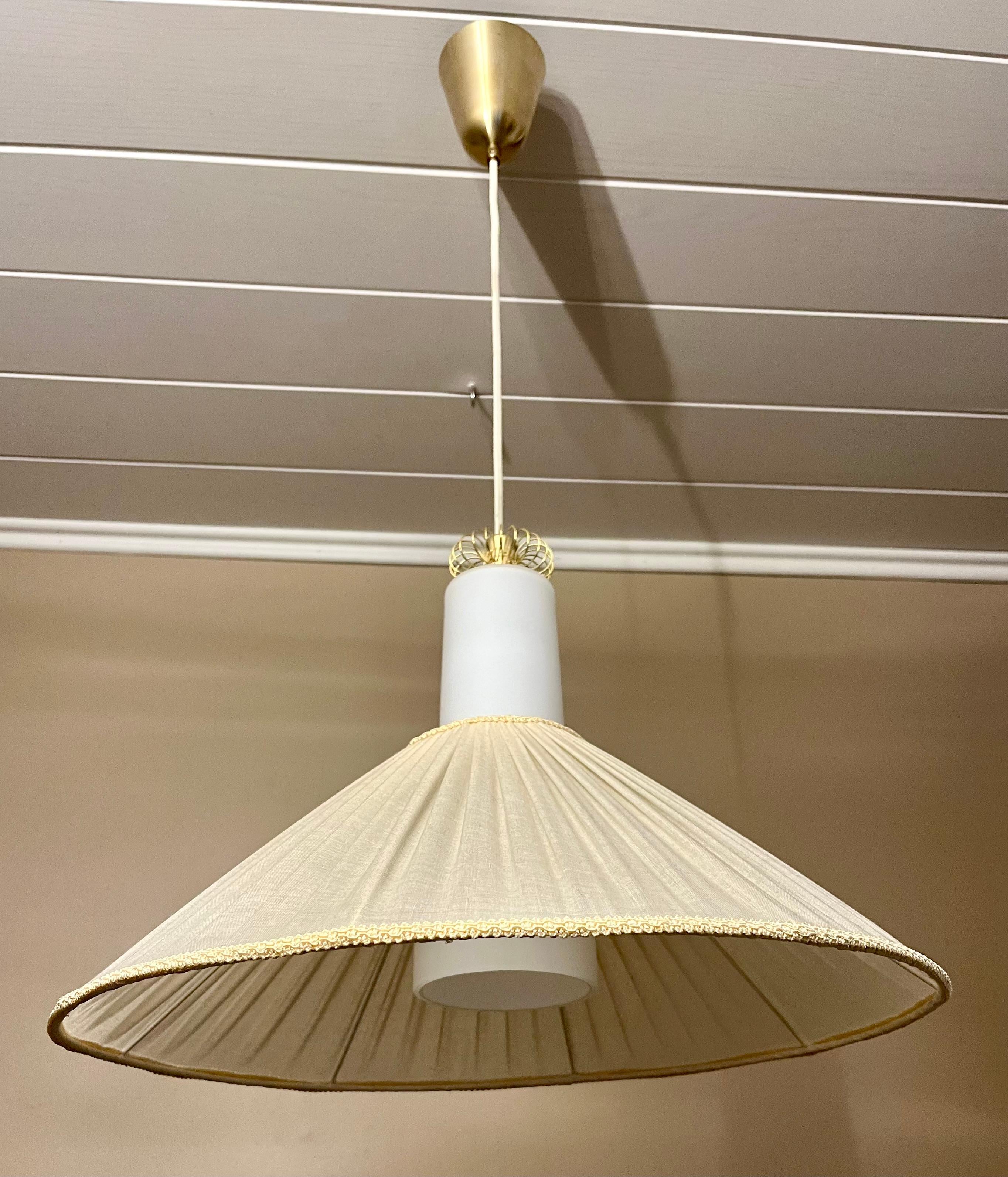 🕯️ La lampe K3-43 de Paavo Tynell est un exemple emblématique du design d'éclairage finlandais, alliant fonction et art. Ce plafonnier incarne le style caractéristique de Tynell : des formes inspirées de la Nature, des matériaux raffinés et une