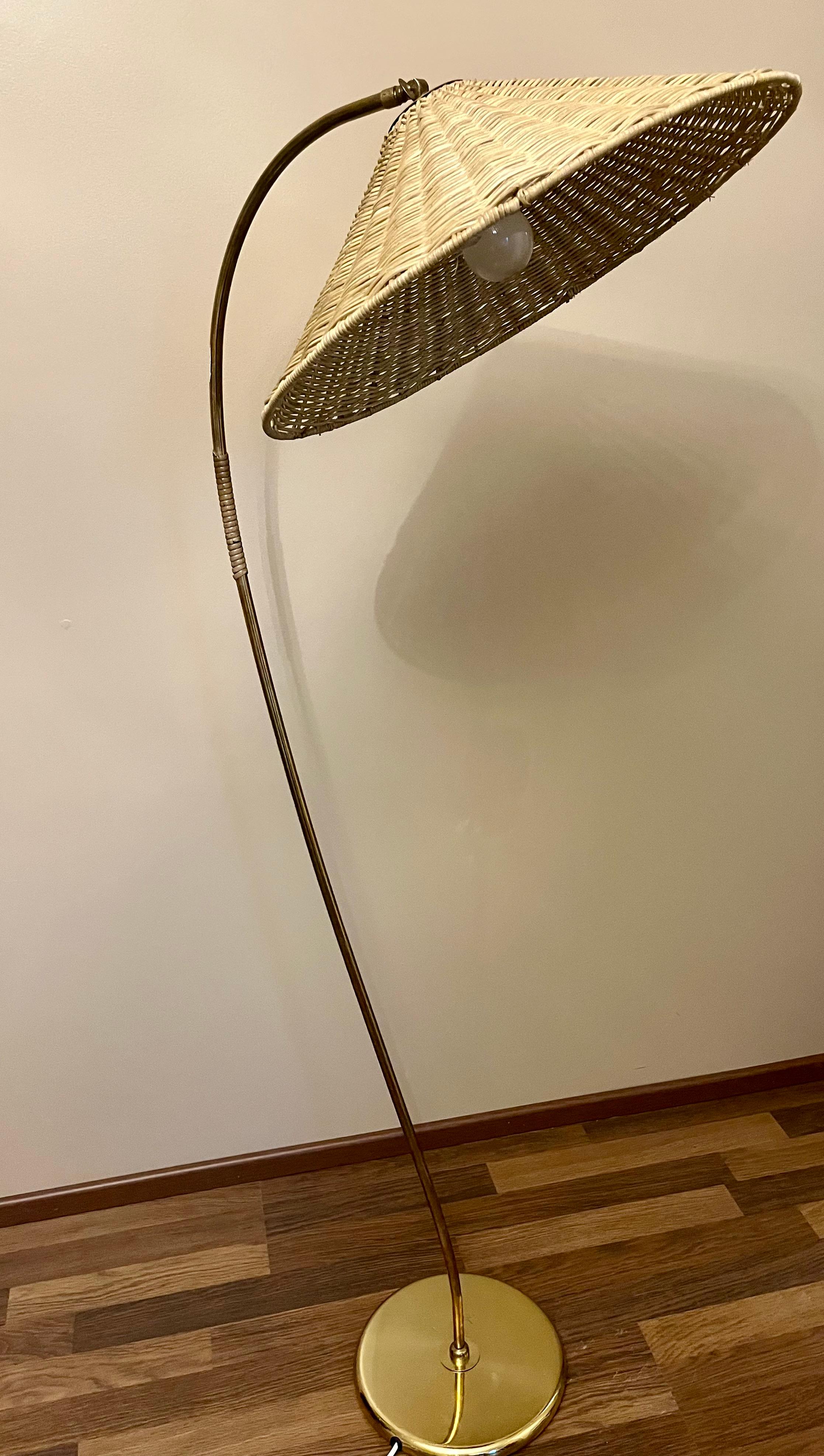 🛋️ Itsu-jalkalamppu messinkijalalla ja rottinkivarjostimella on tyylikäs ja lämminhenkinen valaisin, joka yhdistää luonnonmateriaalien pehmeyden ja metallin eleganssin. Se sopii erinomaisesti skandinaaviseen, boho- tai vintage-henkiseen