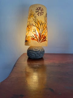 Petite lampe de table française des années 1970 en granit et résine