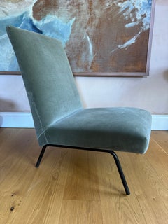 Fauteuil « slipper » français des années 1950, vendu aux Galeries Lafayette à Paris.