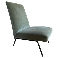 Fauteuil « slipper » français des années 1950, vendu aux Galeries Lafayette à Paris.