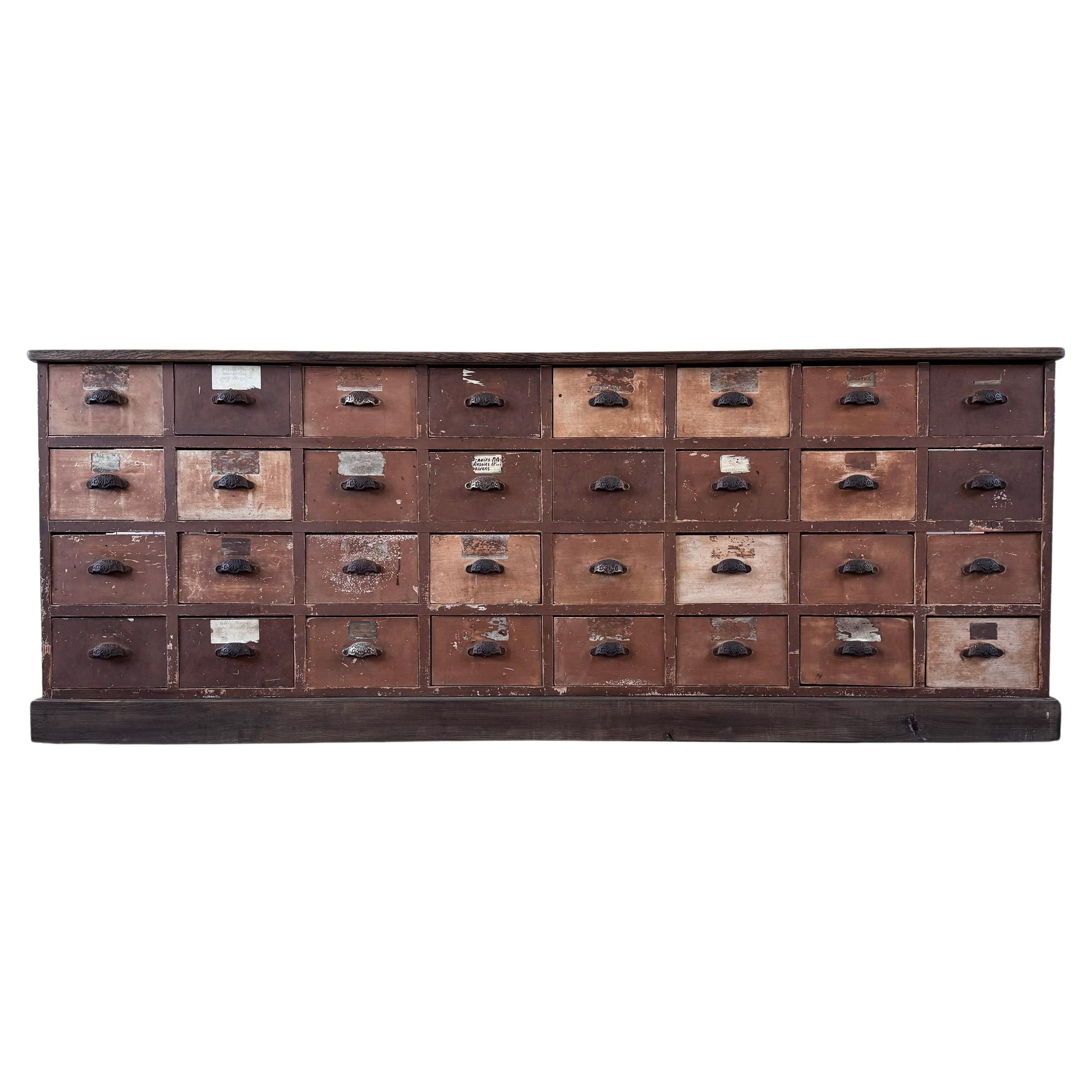 Una coppia di cassettiere industriali