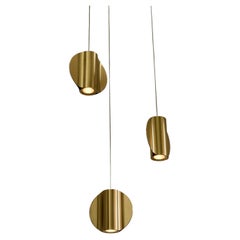 Suspension « Pétale » à trois lampes, créée par Aristotelis Barakos, finition laiton satiné doré