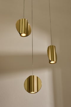 Lámpara colgante «Pétale» de tres luces, diseñada por Aristotelis Barakos, con acabado en latón dorado satinado