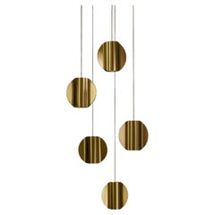 Suspension « Pétale » à cinq lampes, créée par Aristotelis Barakos, finition laiton satiné doré