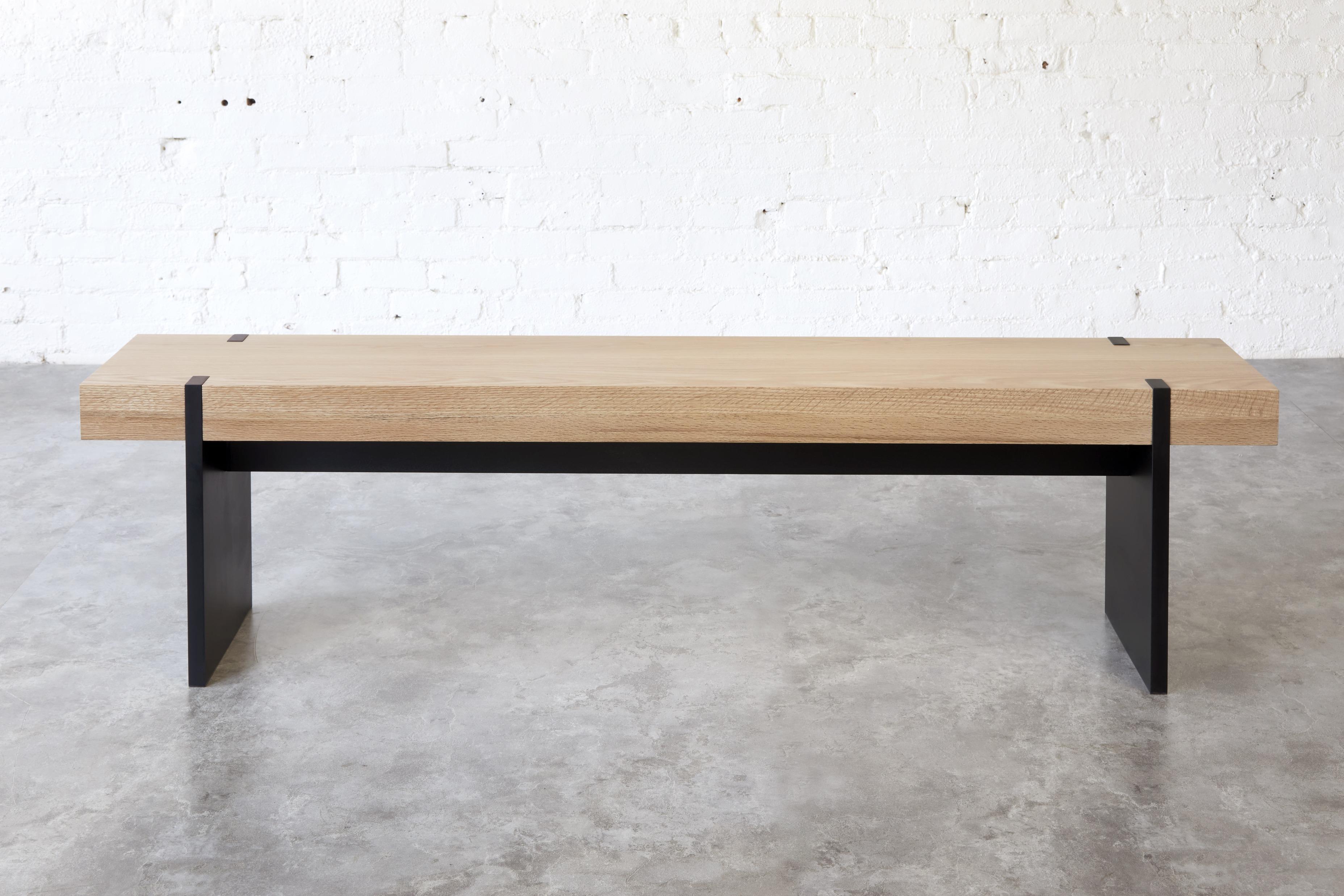 L'imponente panca lunga Tillikum Black è caratterizzata da un piano in legno massiccio Oak incastonato su un'imponente struttura e gambe in nero opaco. Il design minimalista di Kirk Van Ludwig combina questi elementi per creare una moderna panchina
