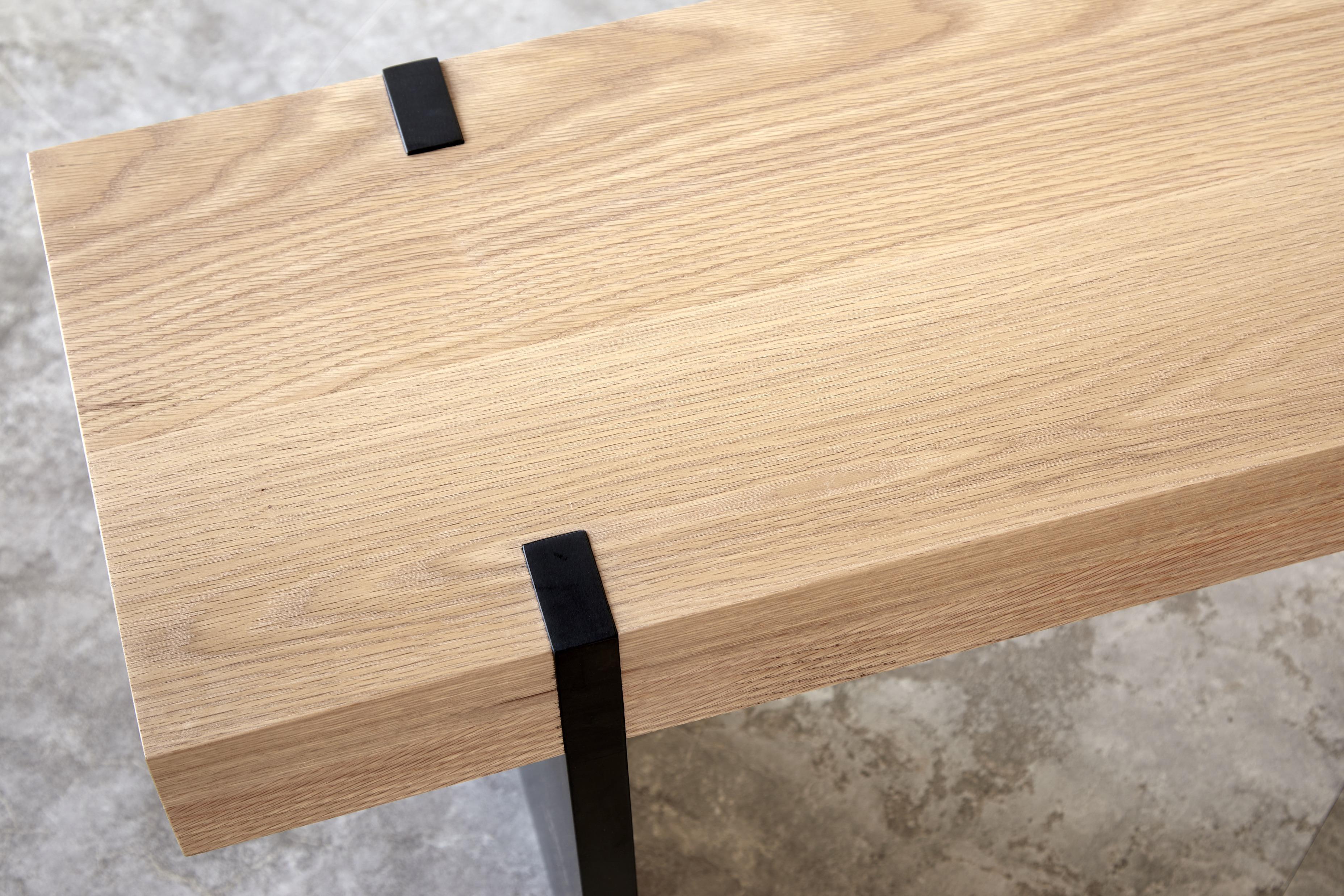 Fatto a mano Panca lunga Tillikum Black Oak di Autonomous Furniture in vendita