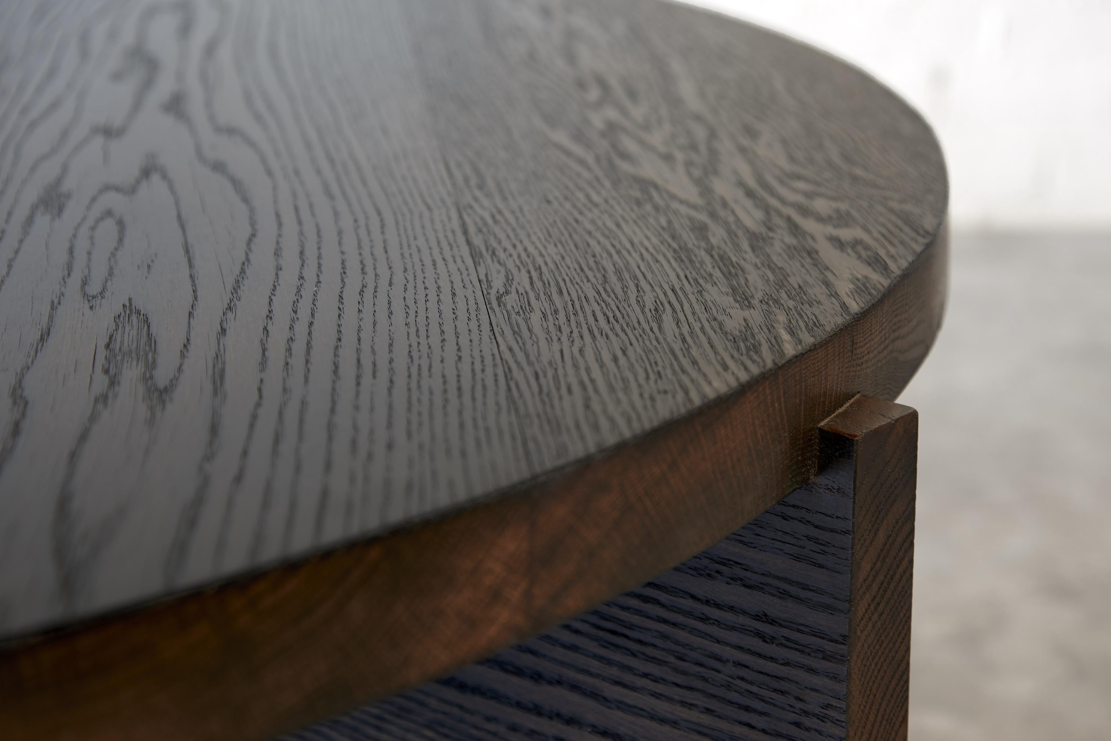 Moderne Table basse ronde en chêne torché Augustus en bois massif par Autonomous Furniture en vente