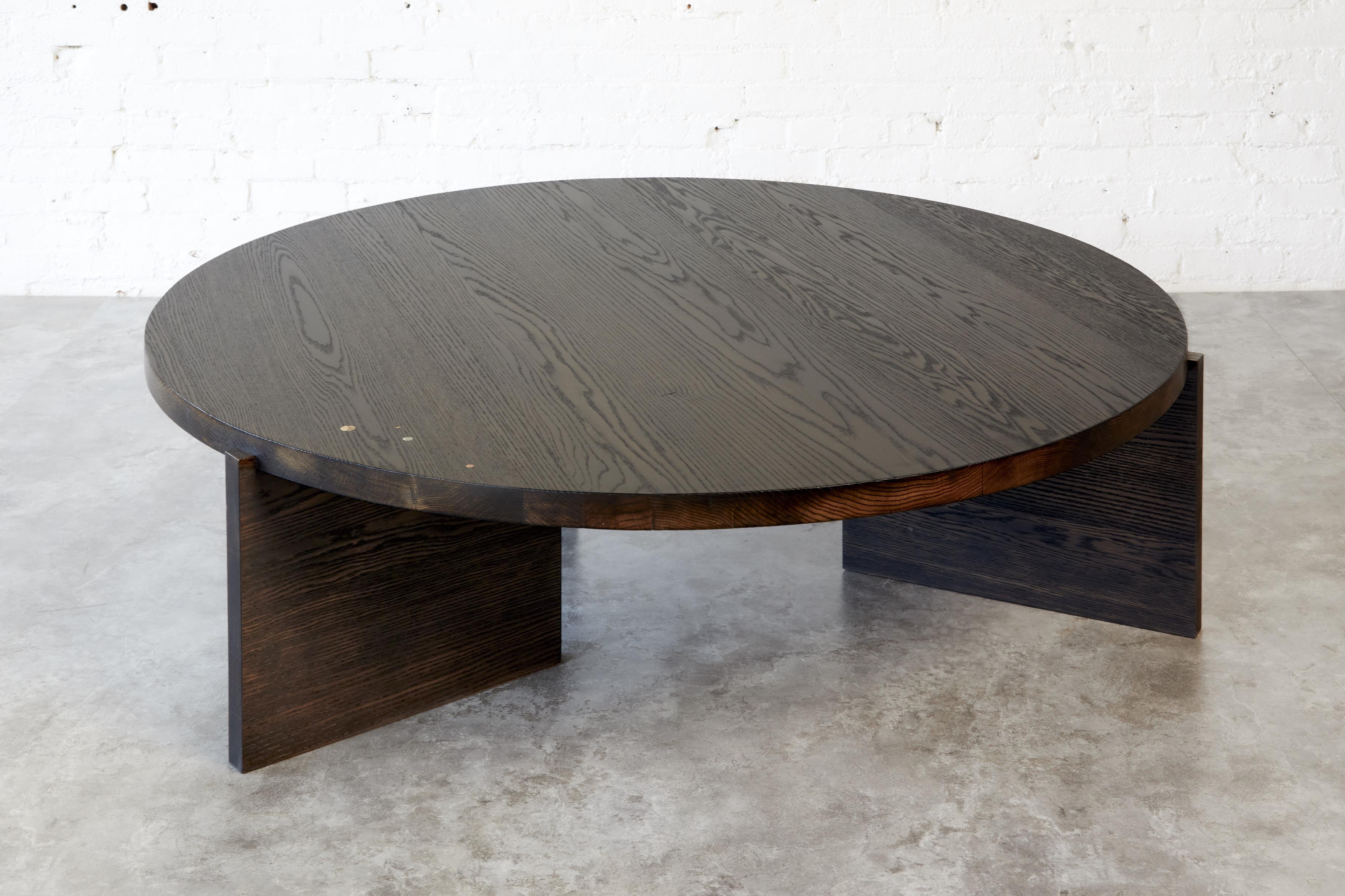 Canadien Table basse ronde en chêne torché Augustus en bois massif par Autonomous Furniture en vente