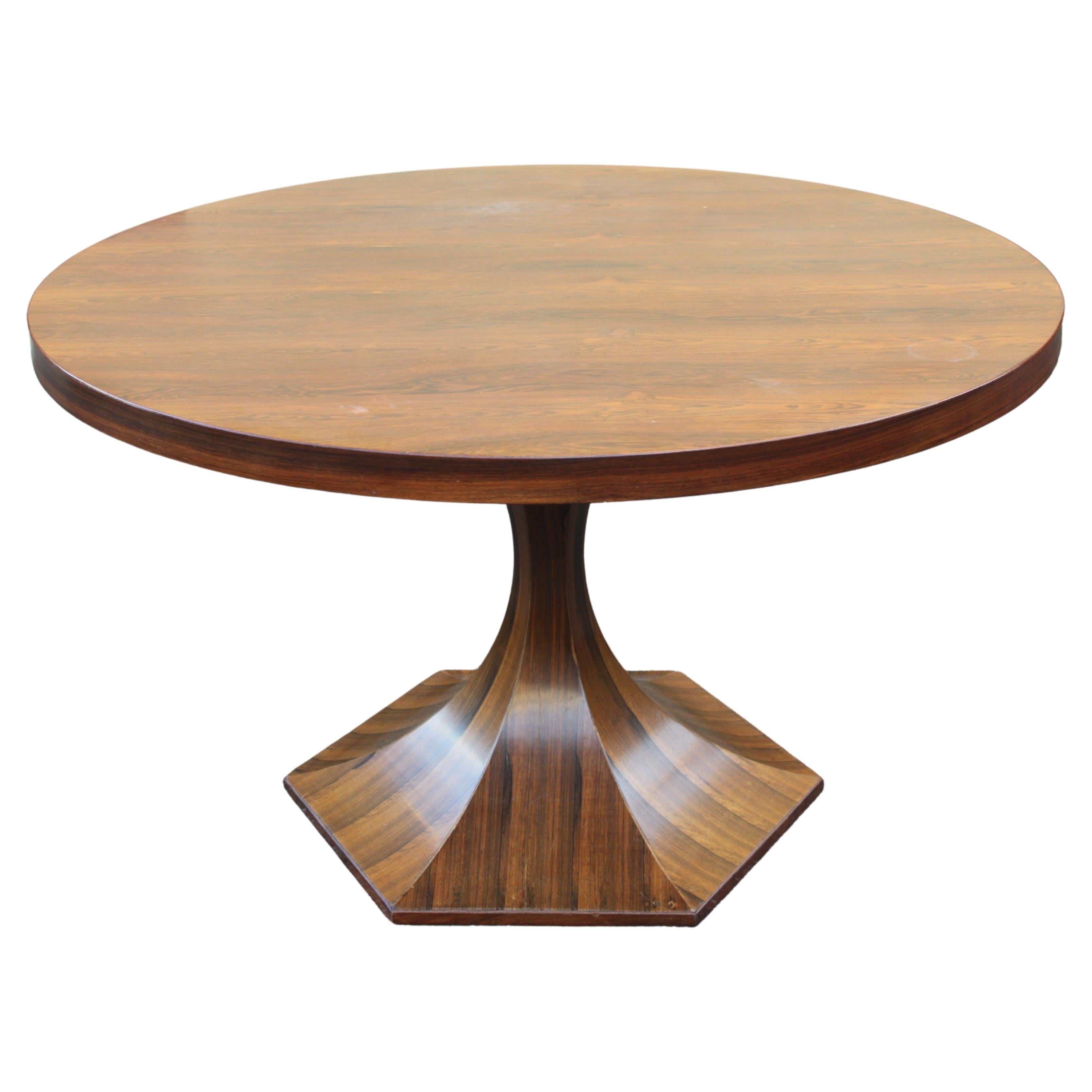 Giulio Moscatelli for Meroni round center or dining table in rare rosewood  For Sale