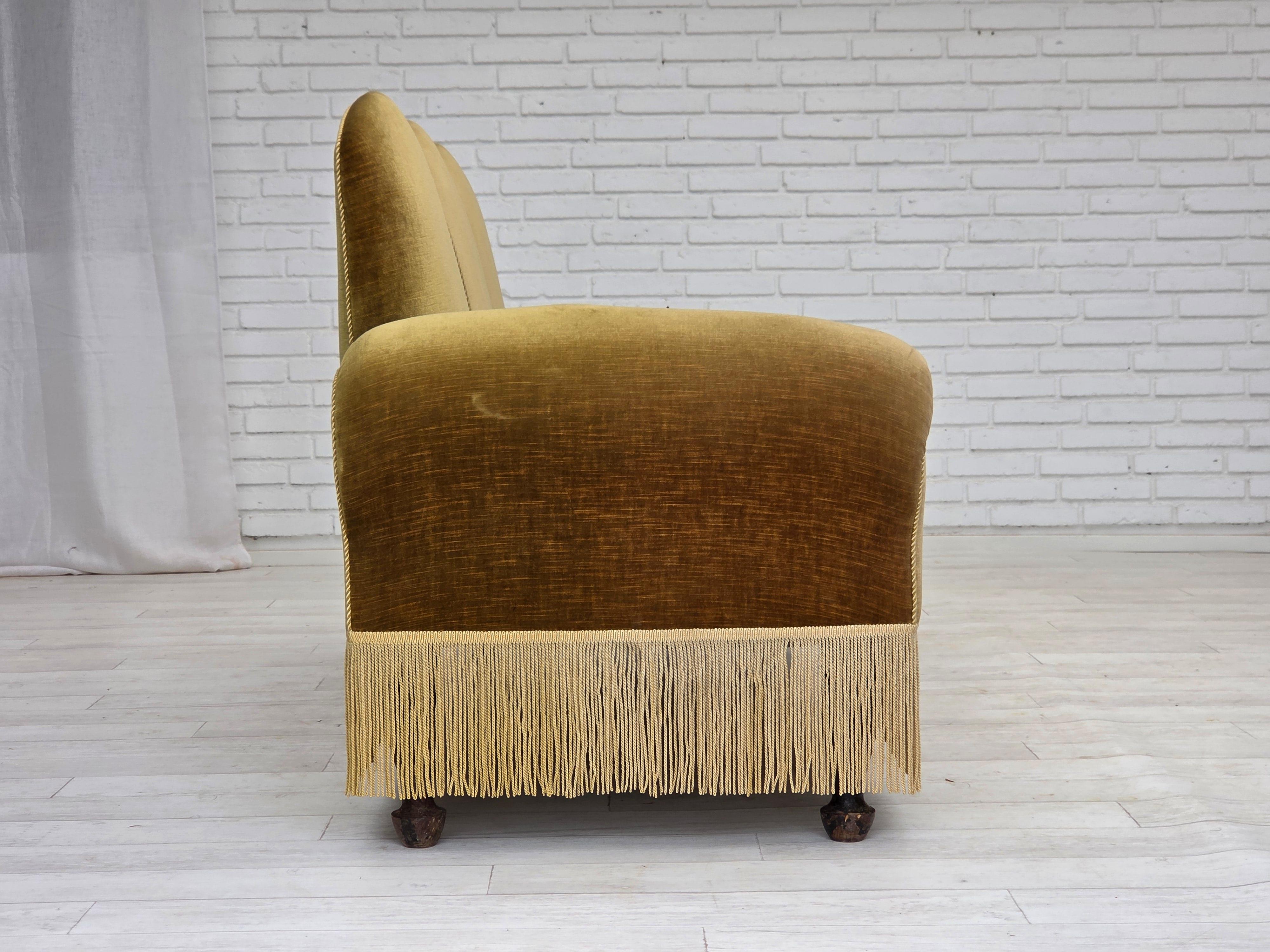 Metà XX secolo Divano/letto a 2 posti degli anni '50, velluto verde chiaro, gambe in legno di frassino. in vendita