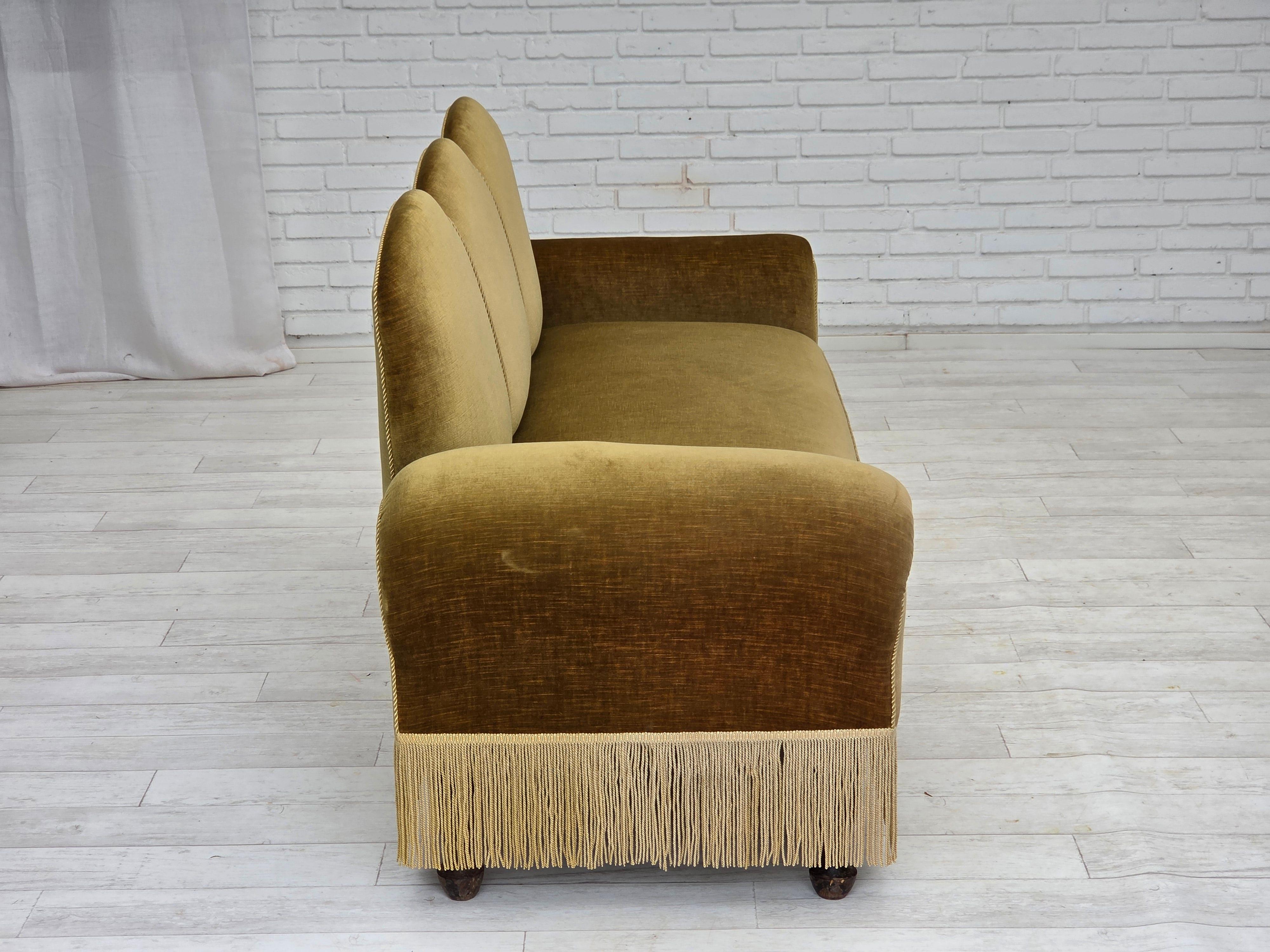 Divano/letto a 2 posti degli anni '50, velluto verde chiaro, gambe in legno di frassino. In condizioni buone in vendita a Tarm, 82