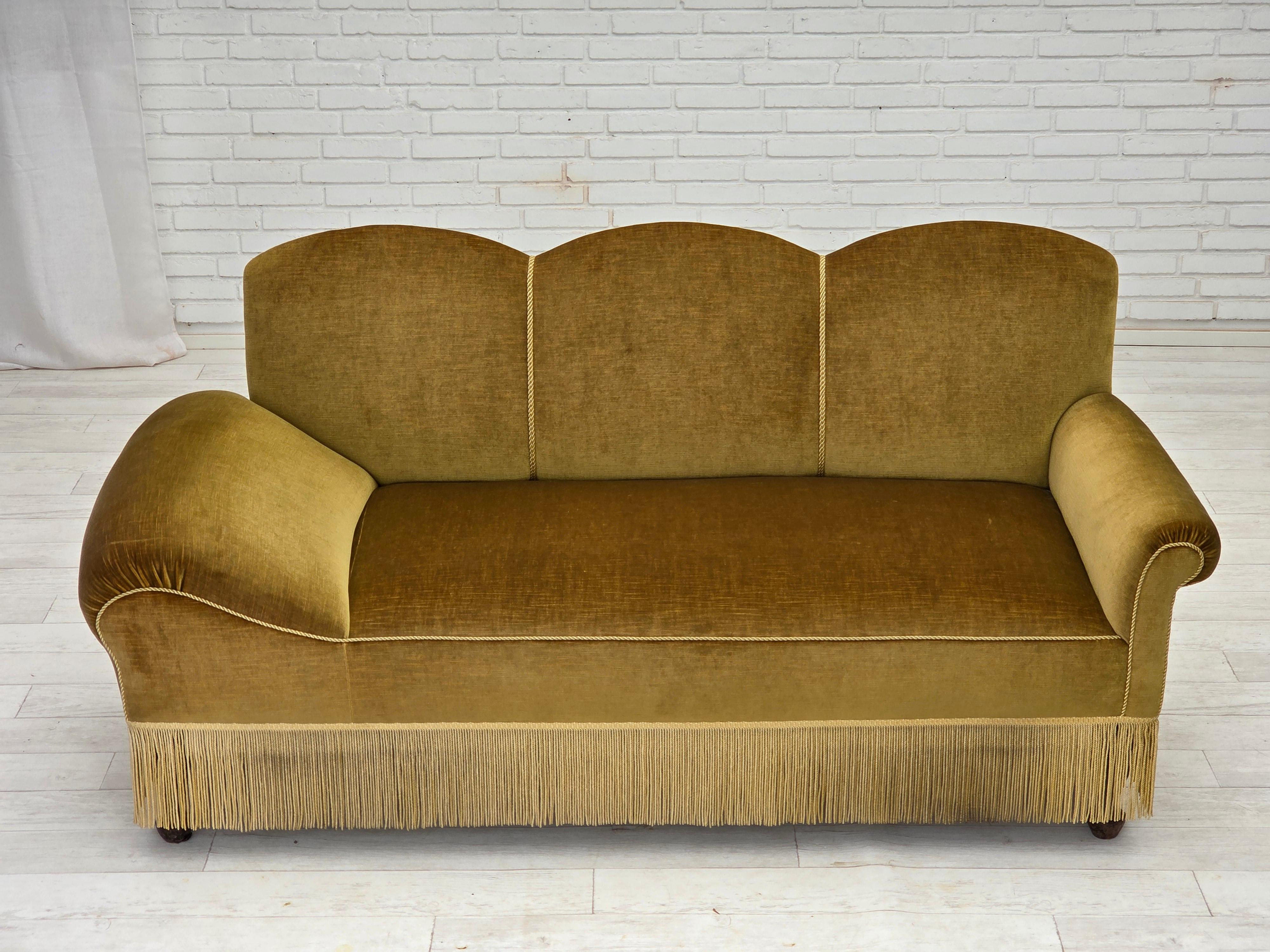 Anni '50, divano/letto a 2 posti. Velluto da arredamento verde chiaro, gambe in legno di frassino, molle nella seduta. Il divano è stato tappezzato da un artigiano circa 10-15 anni fa. Ottime condizioni: nessun odore, nessuna macchia e struttura