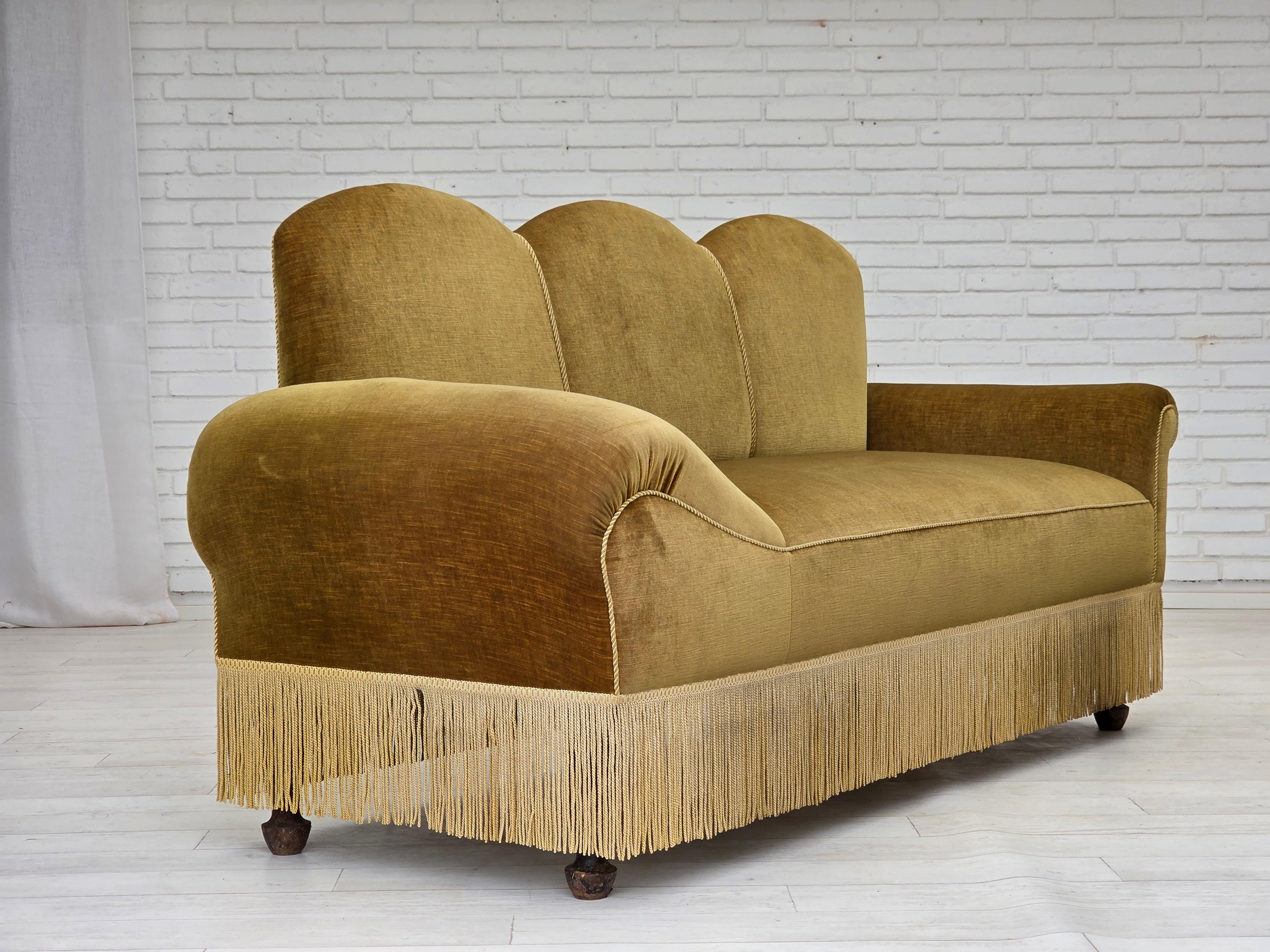 Scandinavo moderno Divano/letto a 2 posti degli anni '50, velluto verde chiaro, gambe in legno di frassino. in vendita
