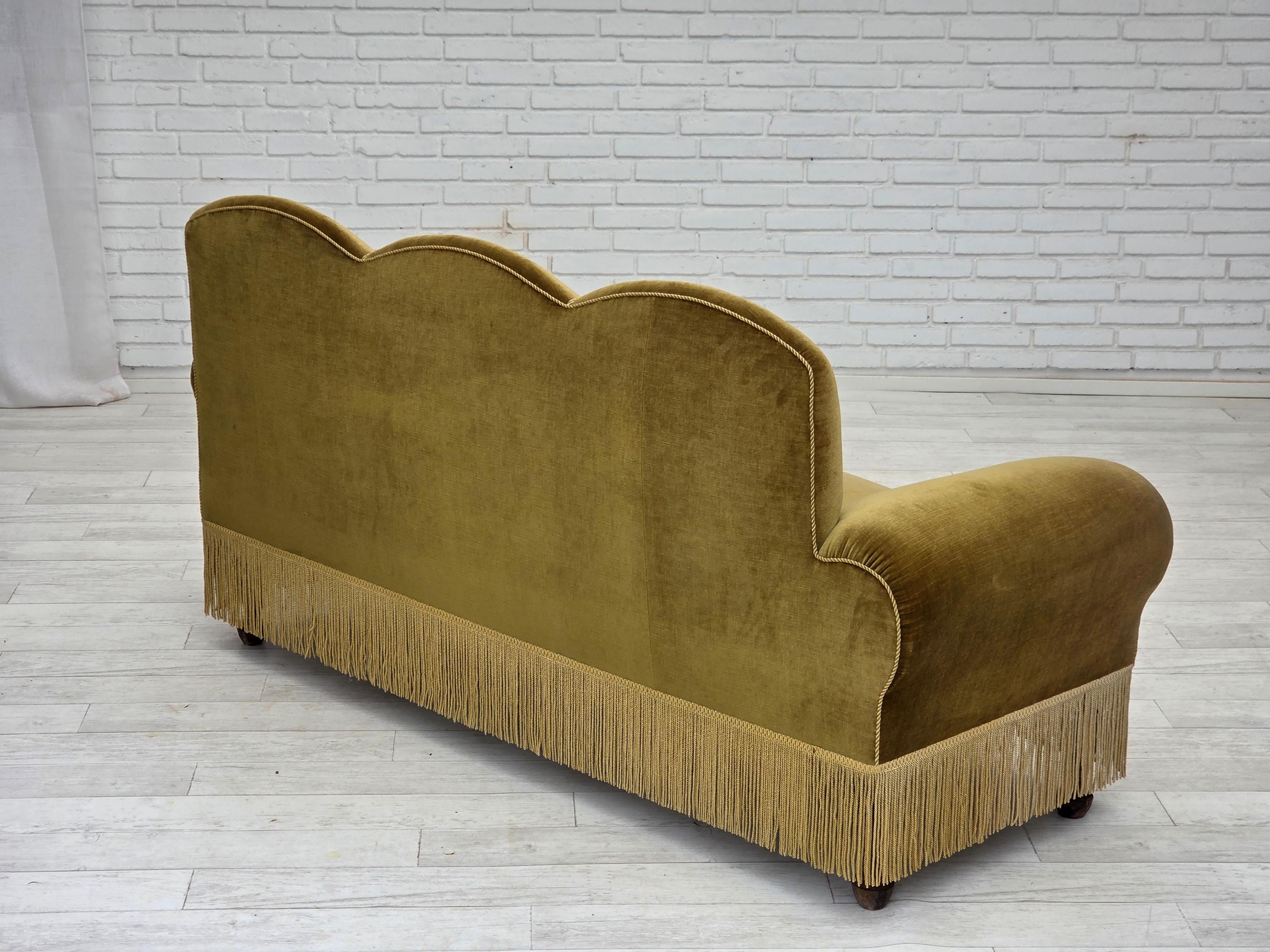 Velluto Divano/letto a 2 posti degli anni '50, velluto verde chiaro, gambe in legno di frassino. in vendita