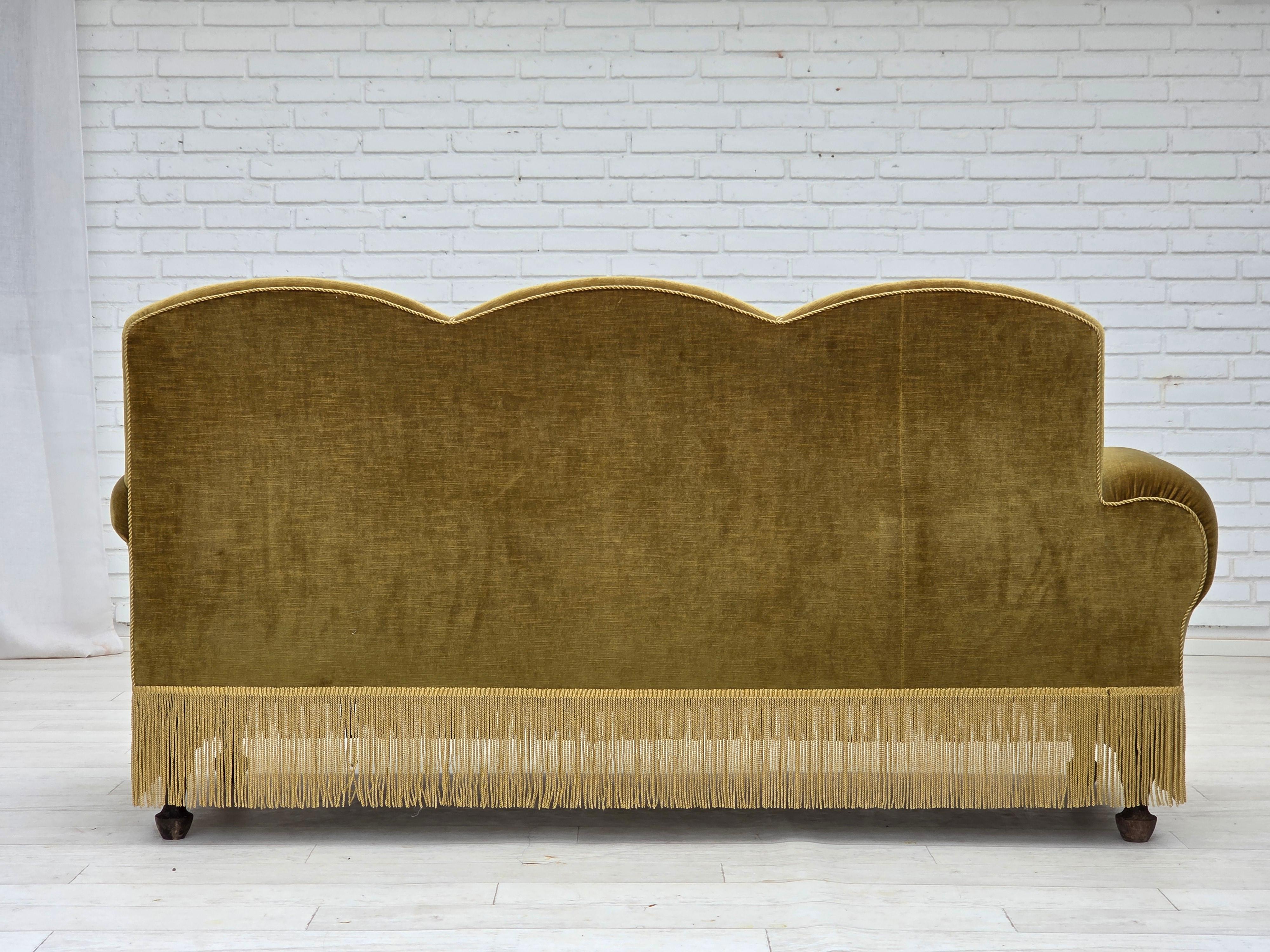 Divano/letto a 2 posti degli anni '50, velluto verde chiaro, gambe in legno di frassino. in vendita 2
