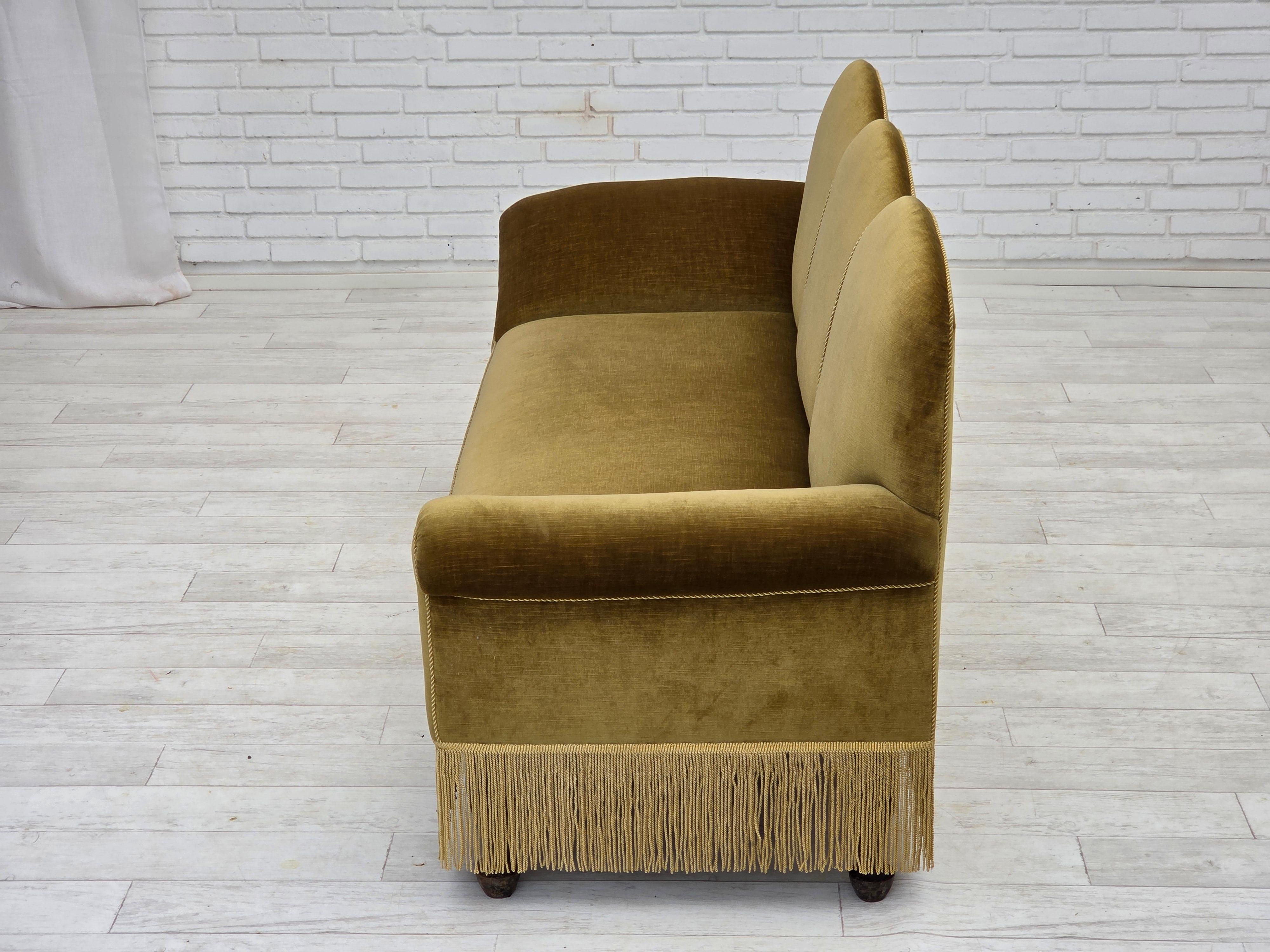 Divano/letto a 2 posti degli anni '50, velluto verde chiaro, gambe in legno di frassino. in vendita 3