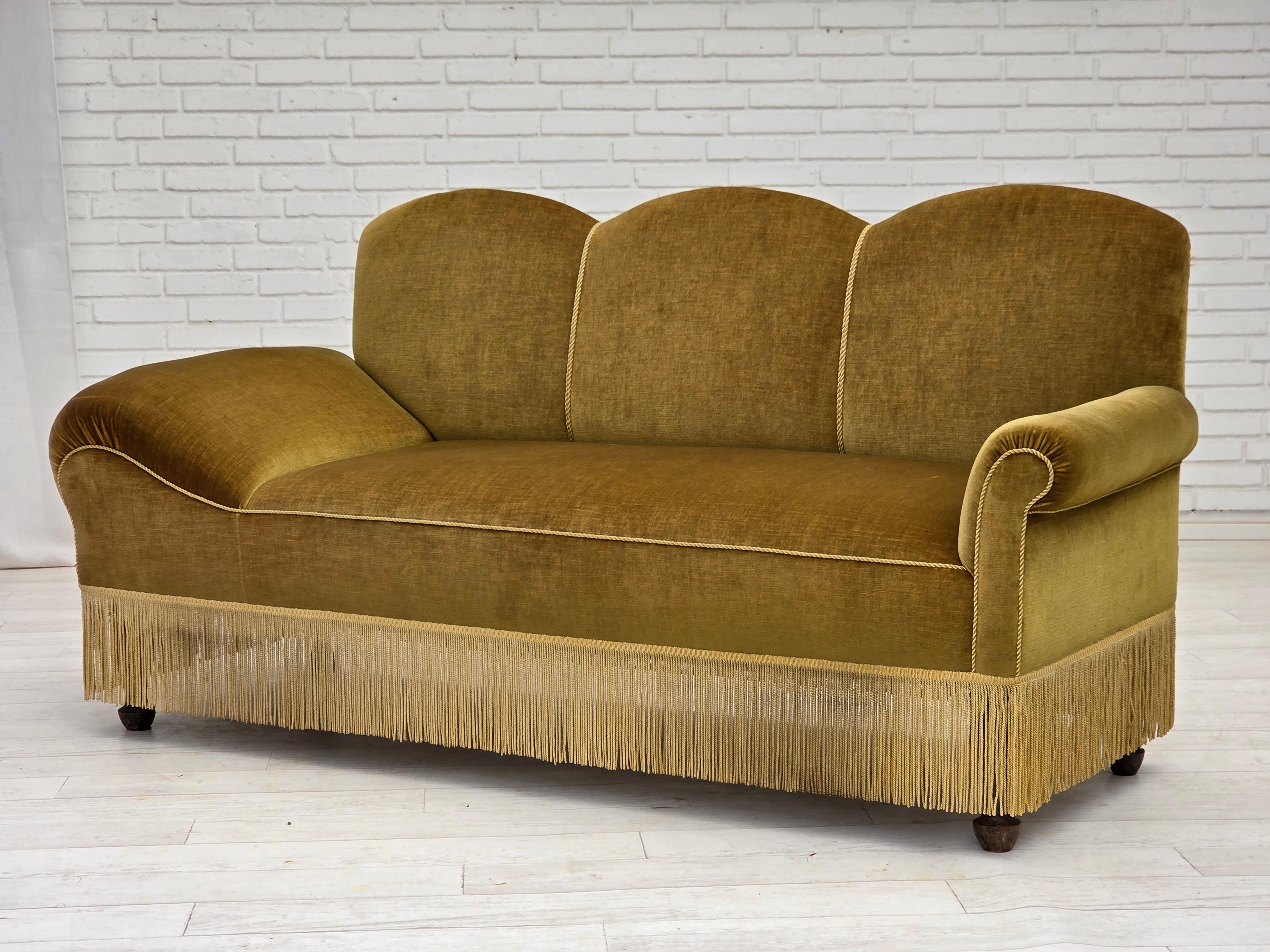 Divano/letto a 2 posti degli anni '50, velluto verde chiaro, gambe in legno di frassino. in vendita 4