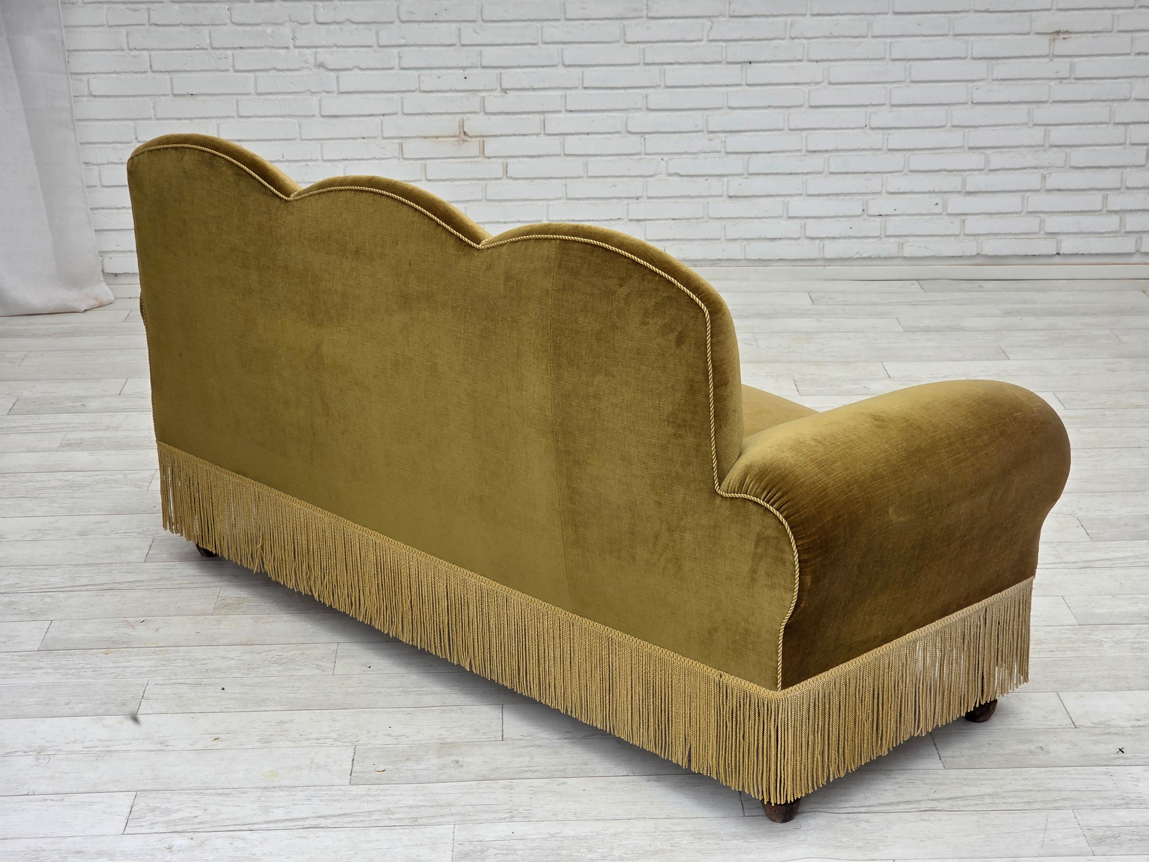 Divano/letto a 2 posti degli anni '50, velluto verde chiaro, gambe in legno di frassino. in vendita 1
