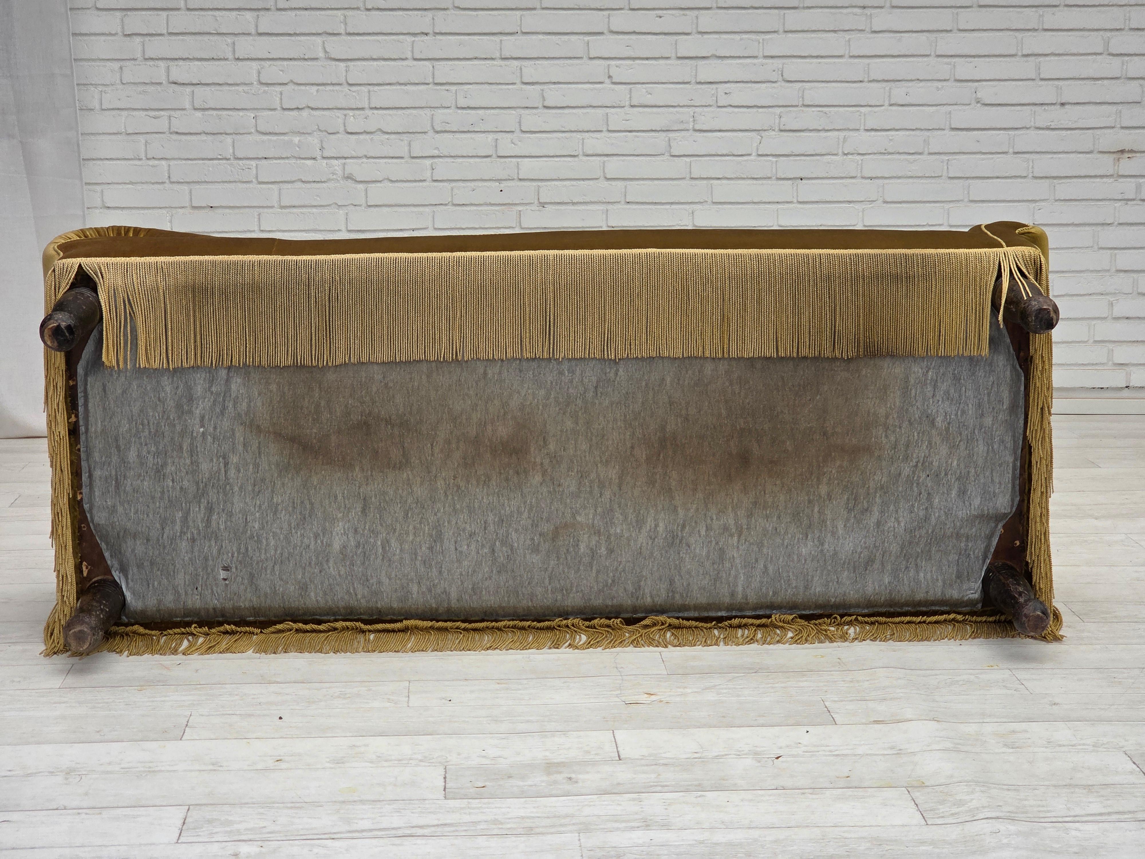 Divano/letto a 2 posti degli anni '50, velluto verde chiaro, gambe in legno di frassino. in vendita 5