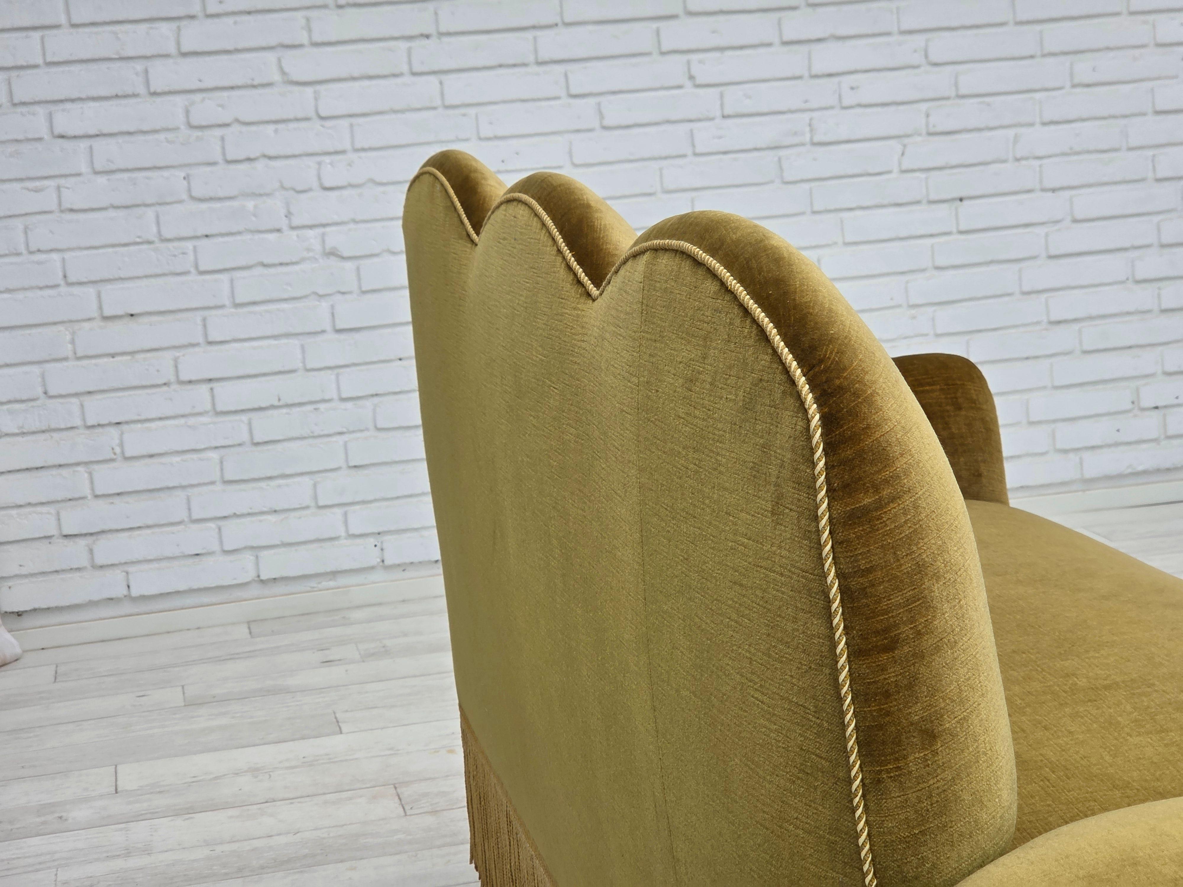 Divano/letto a 2 posti degli anni '50, velluto verde chiaro, gambe in legno di frassino. in vendita 9