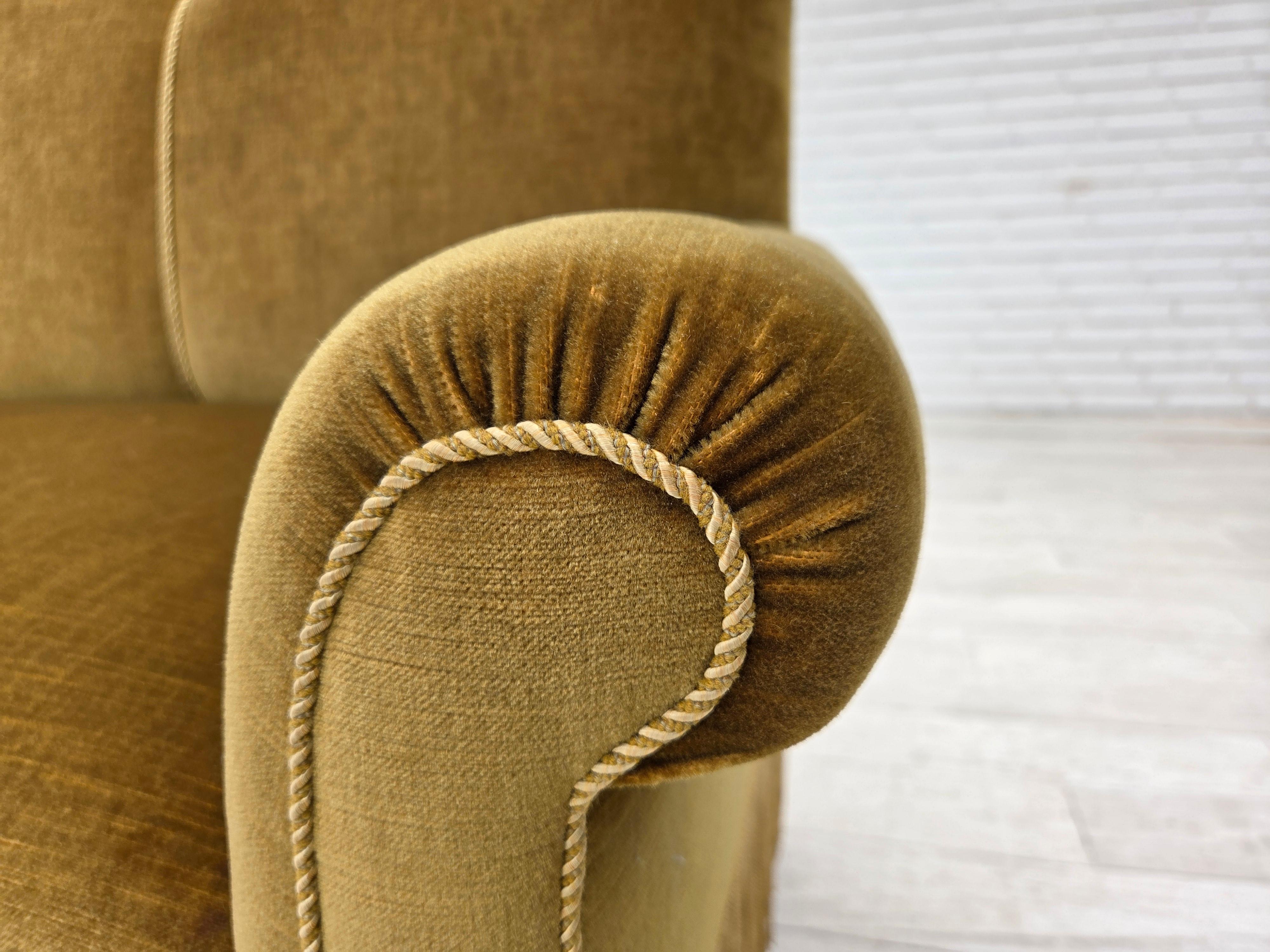 Divano/letto a 2 posti degli anni '50, velluto verde chiaro, gambe in legno di frassino. in vendita 7