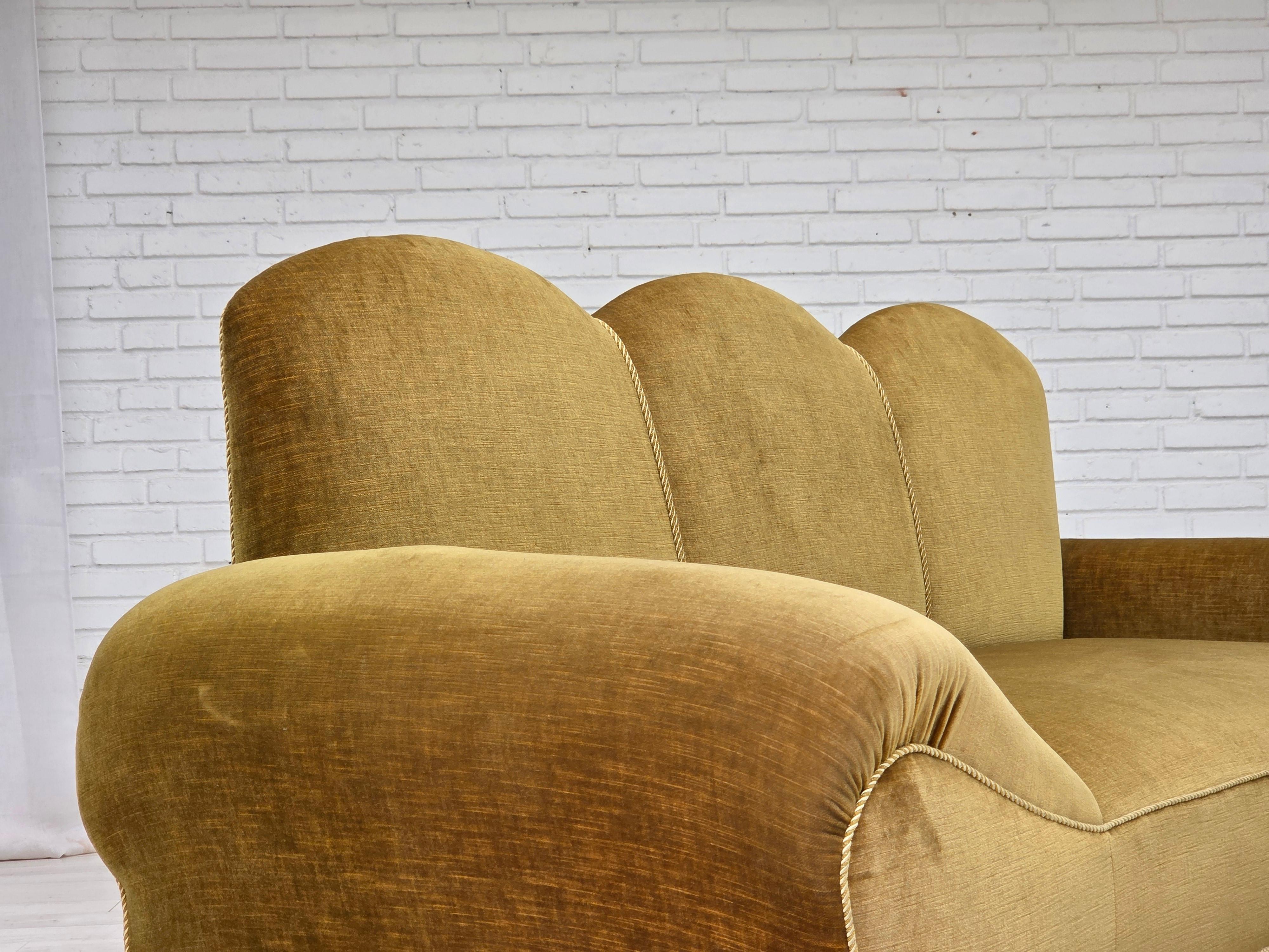 Divano/letto a 2 posti degli anni '50, velluto verde chiaro, gambe in legno di frassino. in vendita 8