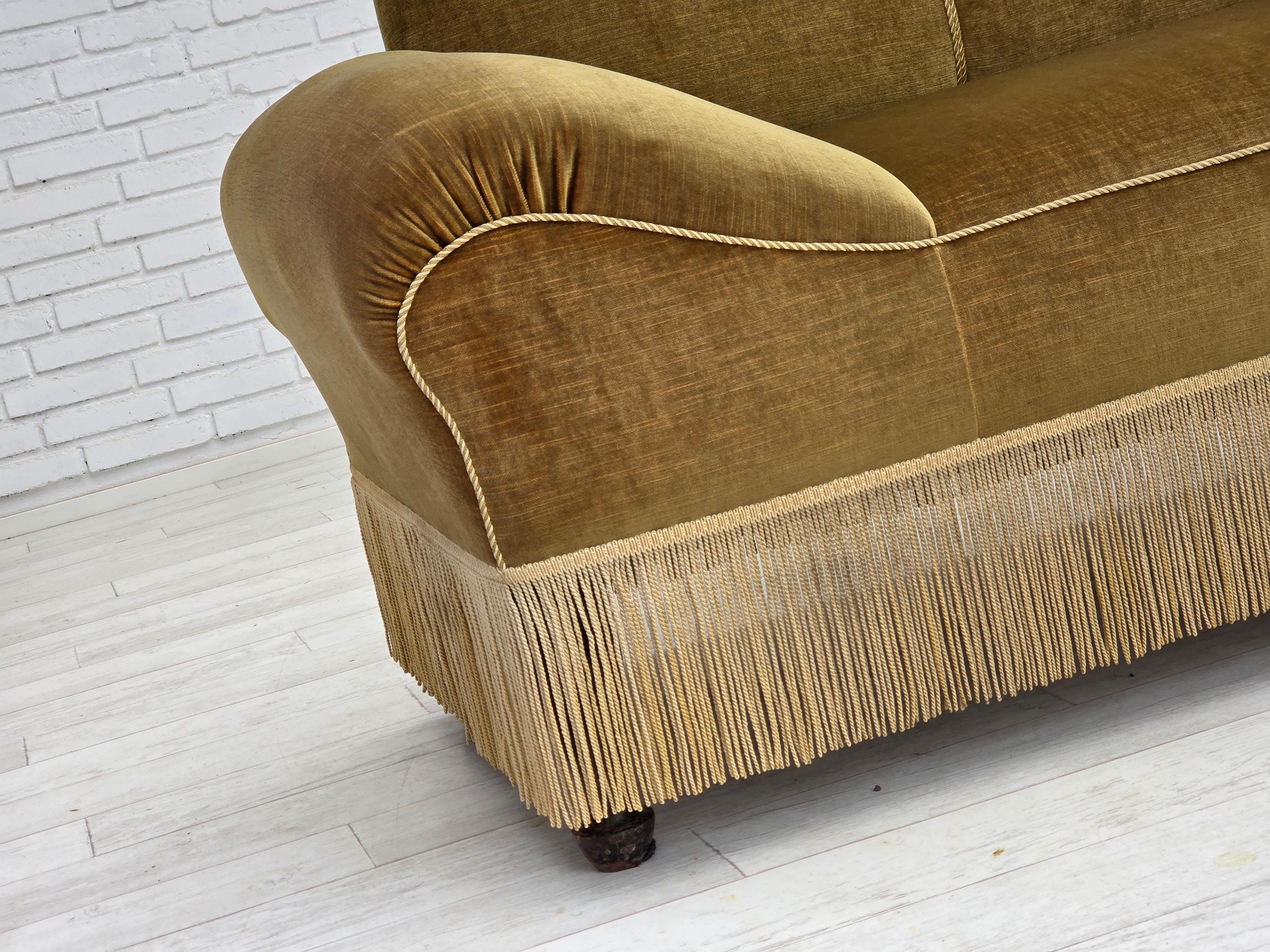 Divano/letto a 2 posti degli anni '50, velluto verde chiaro, gambe in legno di frassino. in vendita 6