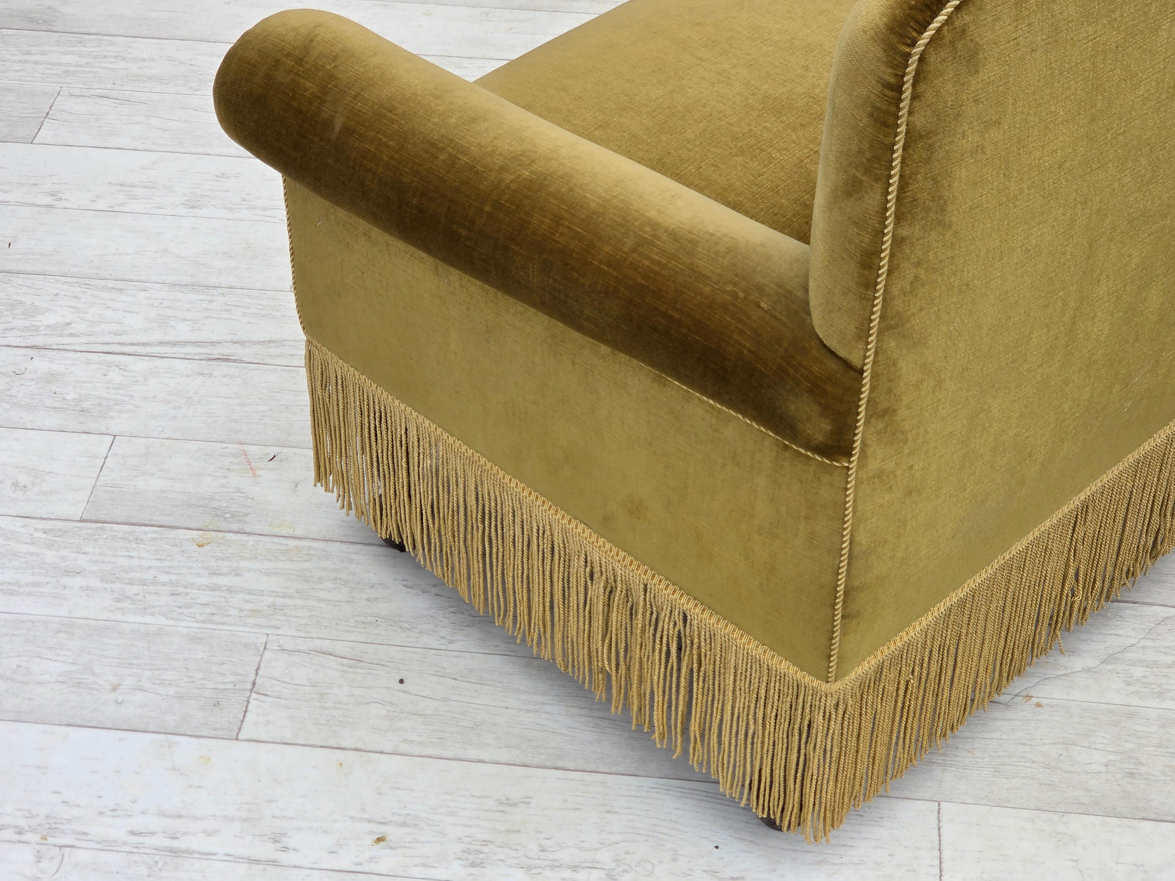Divano/letto a 2 posti degli anni '50, velluto verde chiaro, gambe in legno di frassino. in vendita 11
