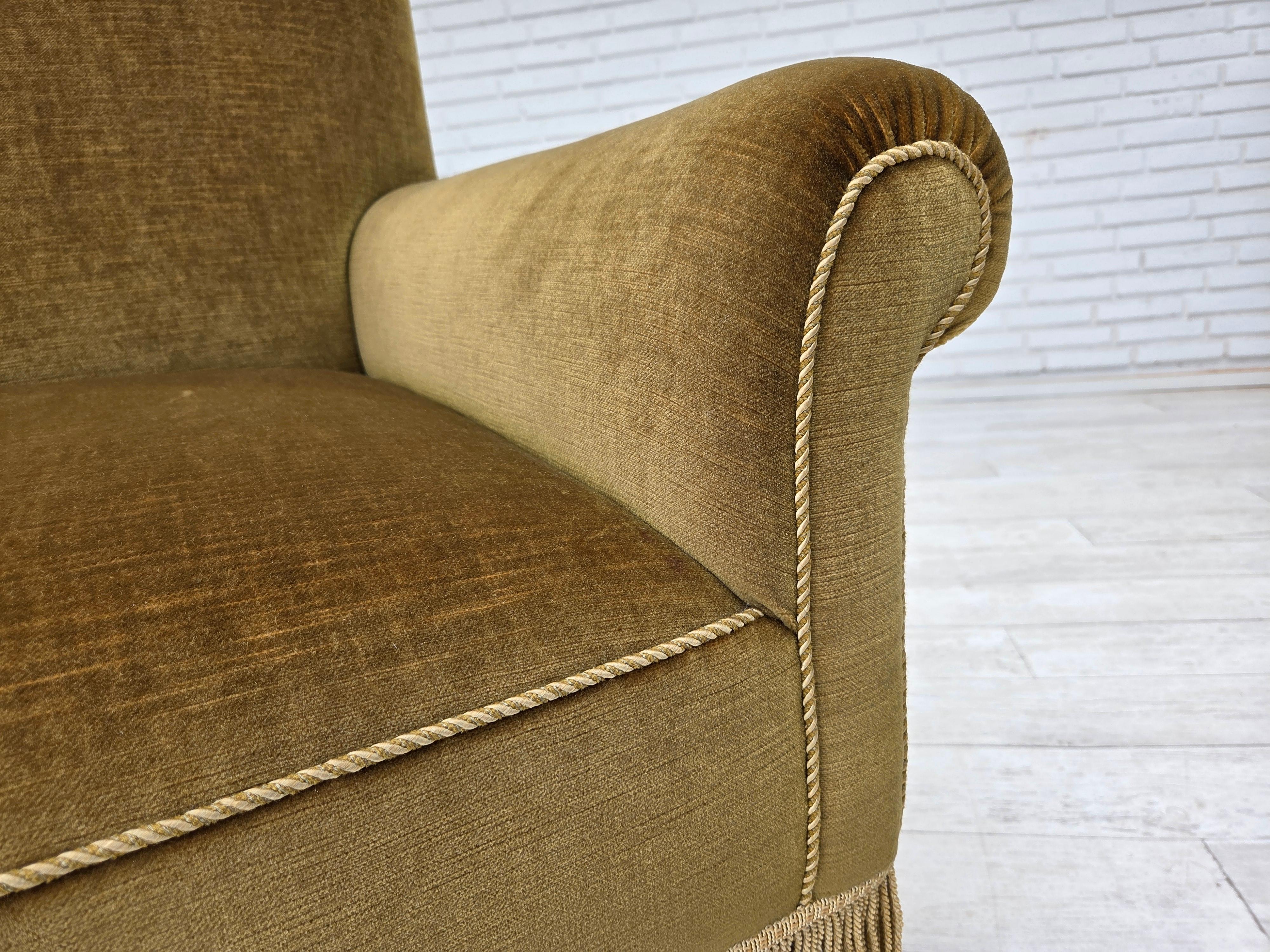 Divano/letto a 2 posti degli anni '50, velluto verde chiaro, gambe in legno di frassino. in vendita 10