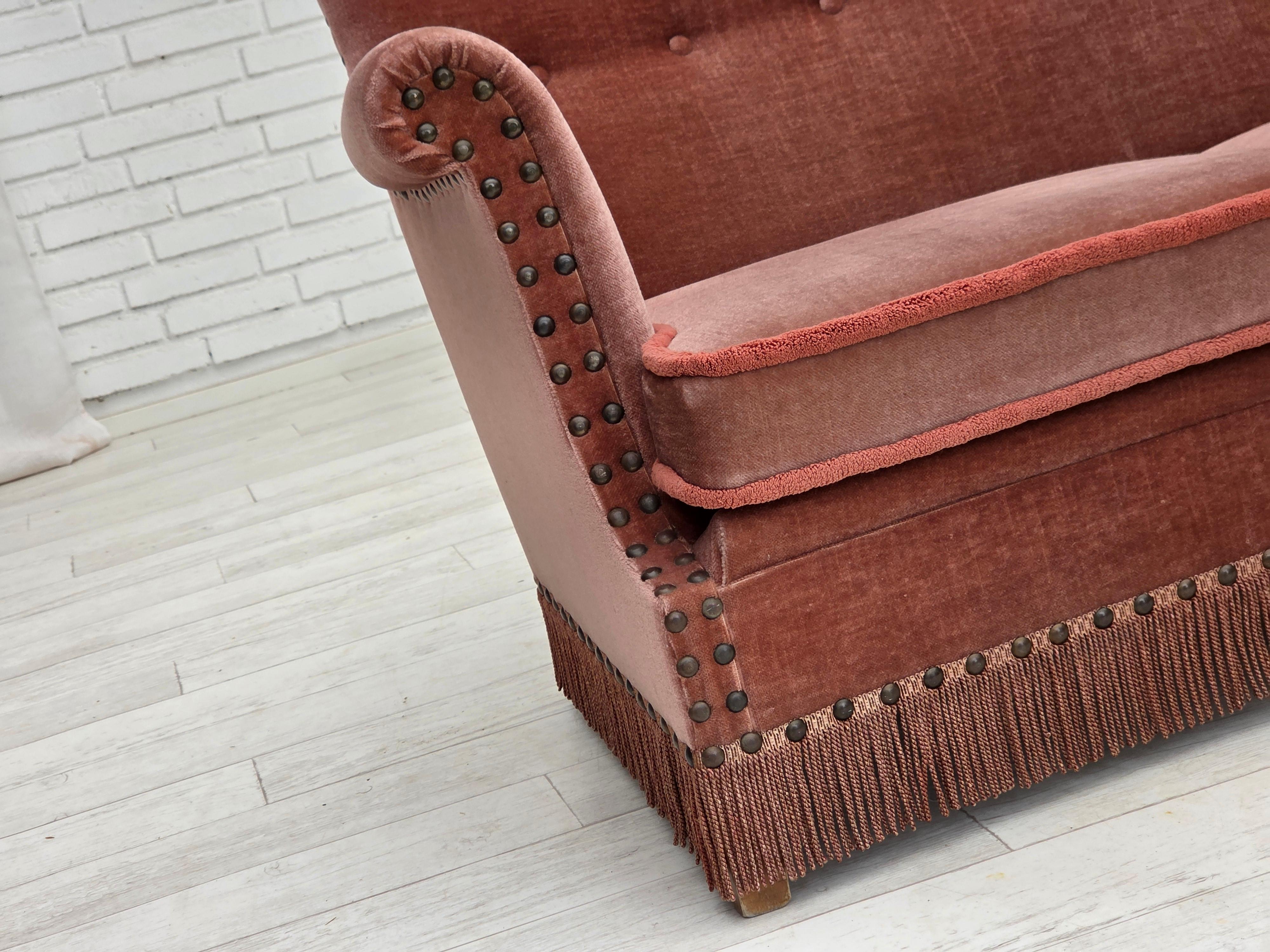 1970er Jahre, Dänisches 2-Sitzer-Sofa. Original lachsrosa Möbelvelours, Federn im Sitz, Beine aus Buchenholz. Originaler sehr guter Zustand: keine Gerüche, keine Flecken und stabile Konstruktion. Hergestellt von einem dänischen Möbelhersteller etwa