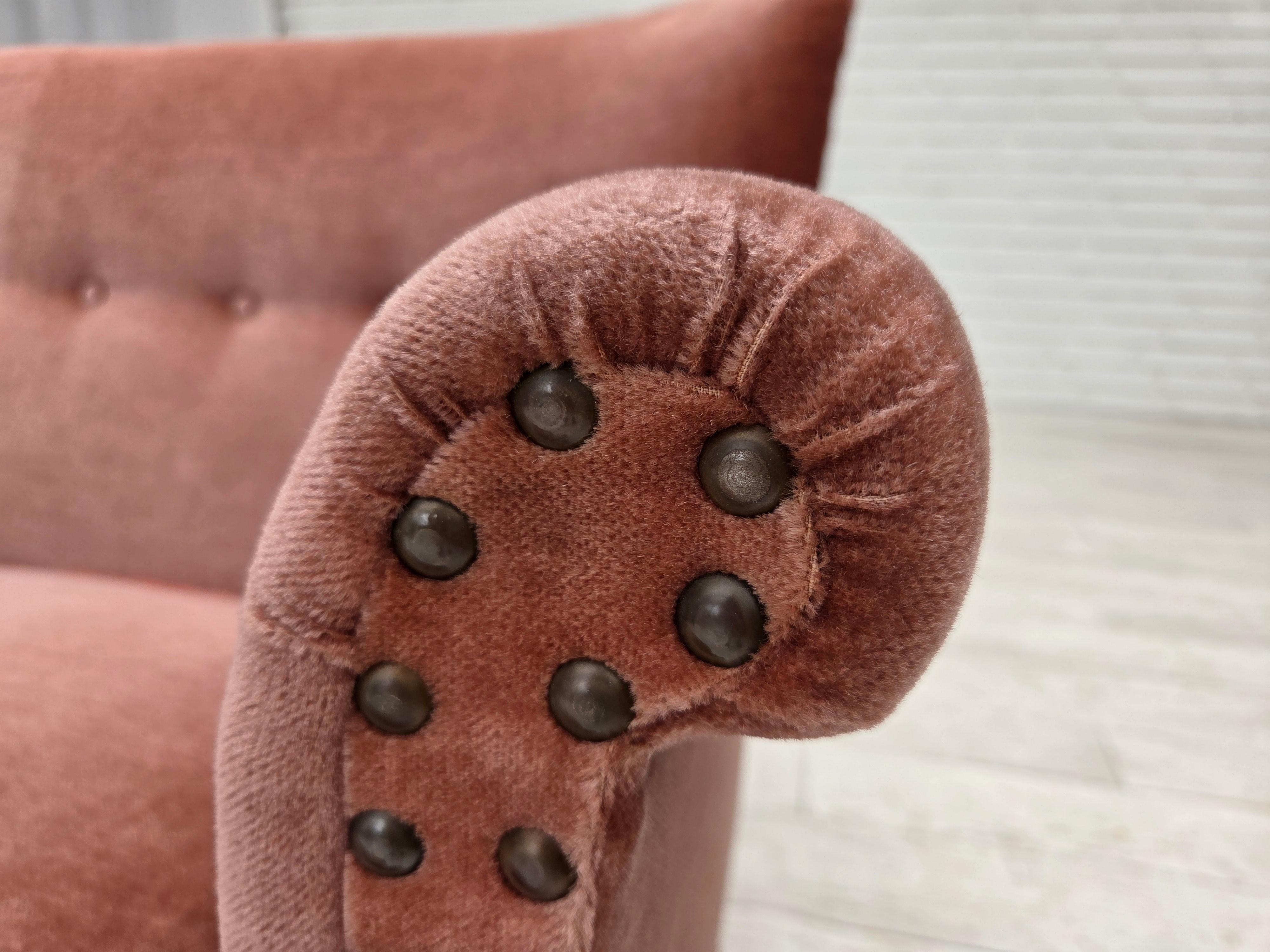 1970er Jahre, dänisches 2-Sitzer-Sofa, original lachsfarbener Möbelvelours, Buchenholz. (Skandinavische Moderne) im Angebot