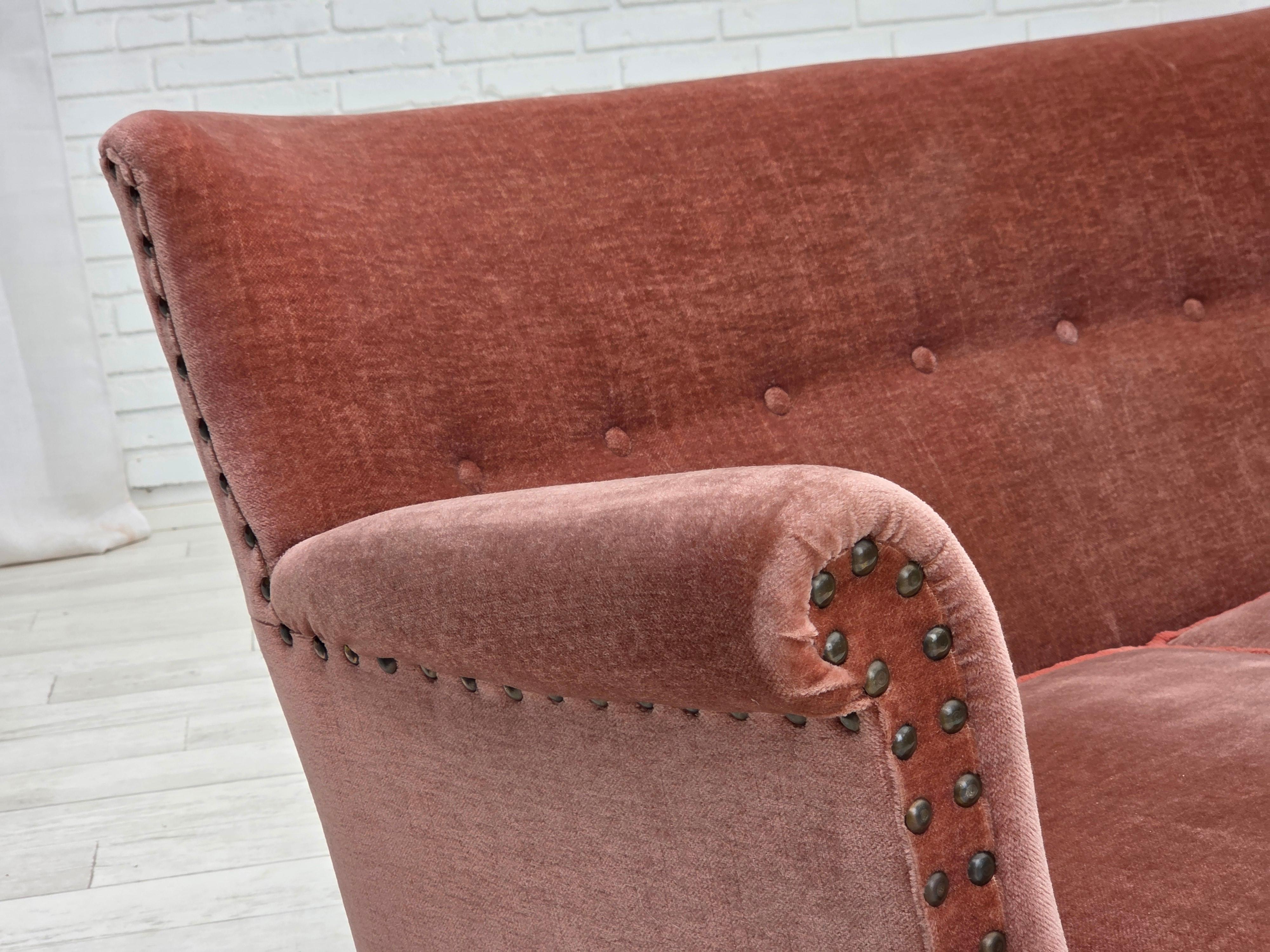 1970er Jahre, dänisches 2-Sitzer-Sofa, original lachsfarbener Möbelvelours, Buchenholz. im Zustand „Gut“ im Angebot in Tarm, 82