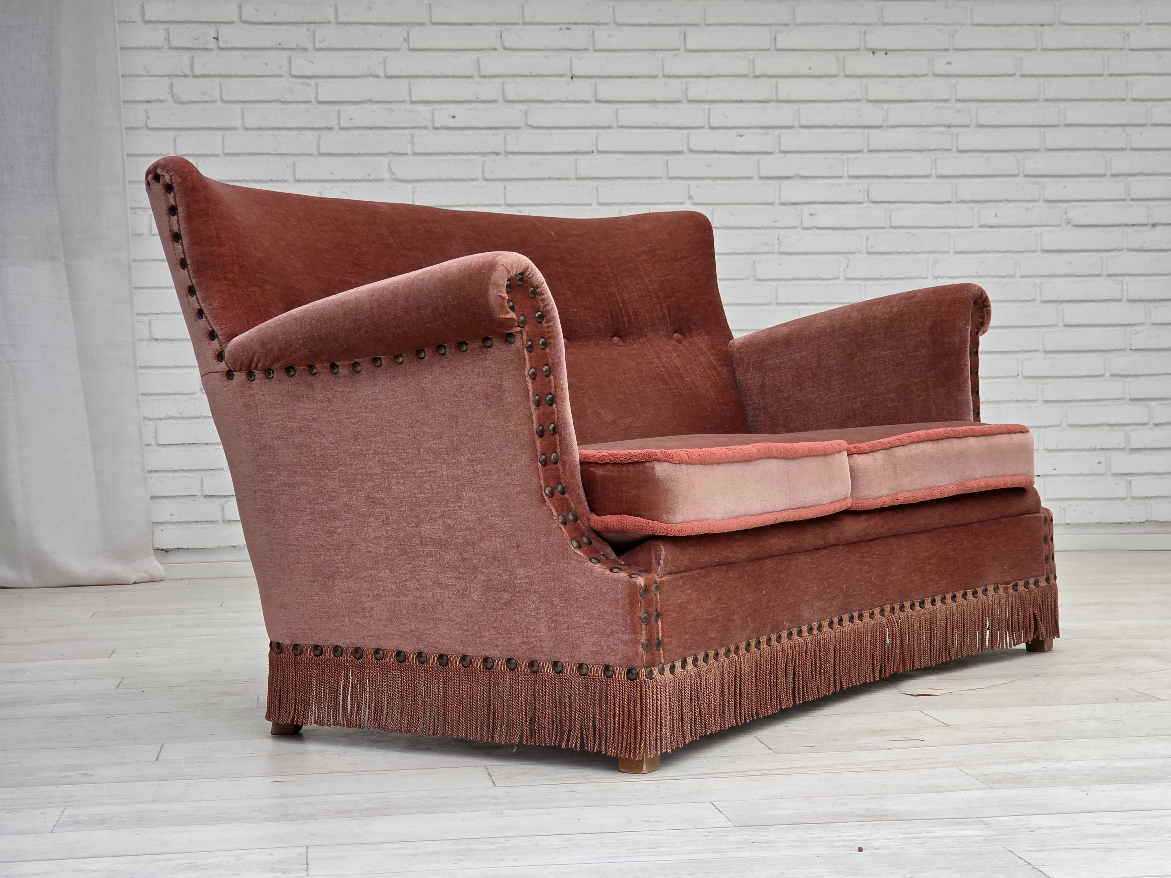 1970er Jahre, dänisches 2-Sitzer-Sofa, original lachsfarbener Möbelvelours, Buchenholz. (Ende des 20. Jahrhunderts) im Angebot