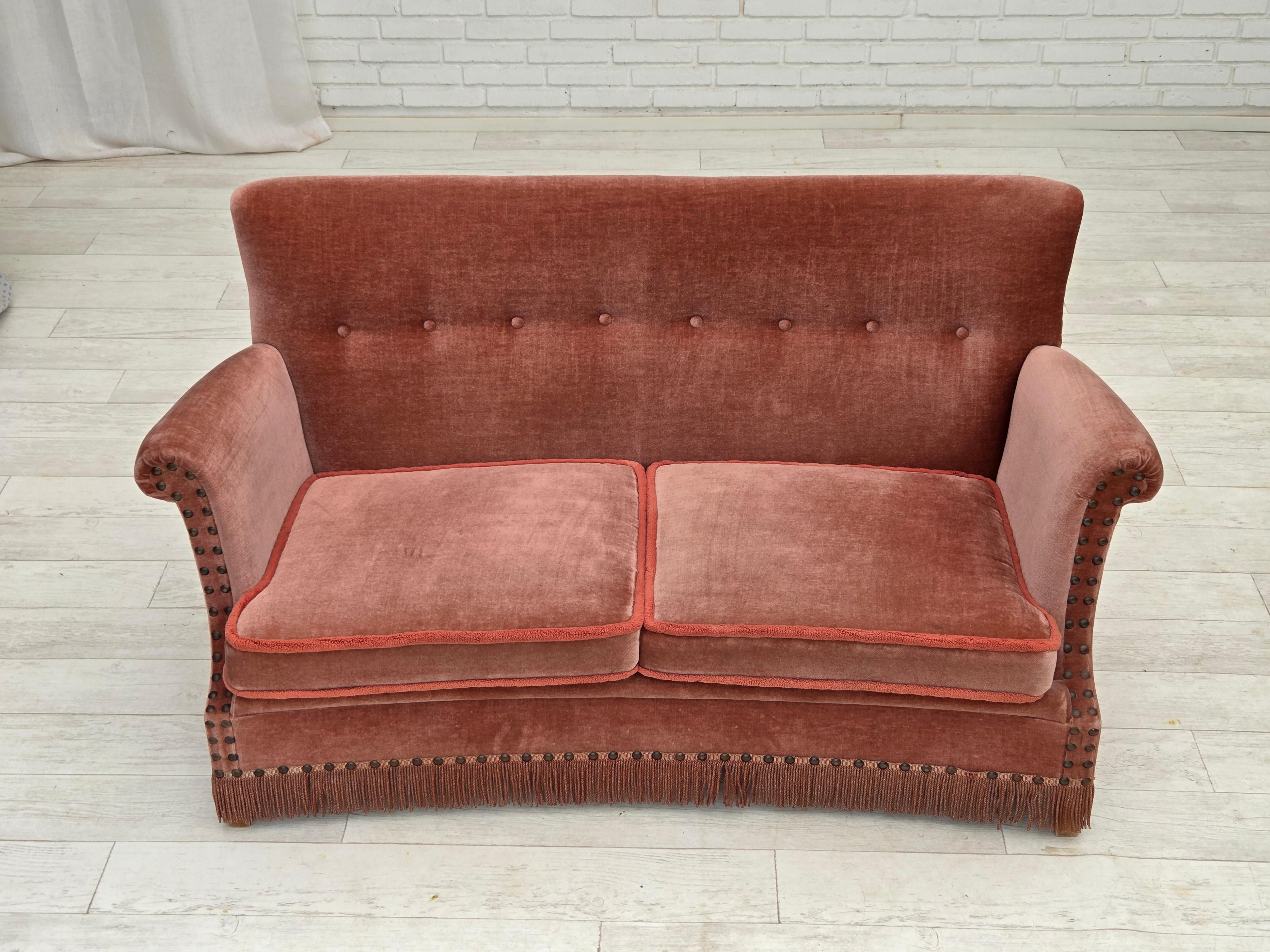 1970er Jahre, dänisches 2-Sitzer-Sofa, original lachsfarbener Möbelvelours, Buchenholz. (Dänisch) im Angebot