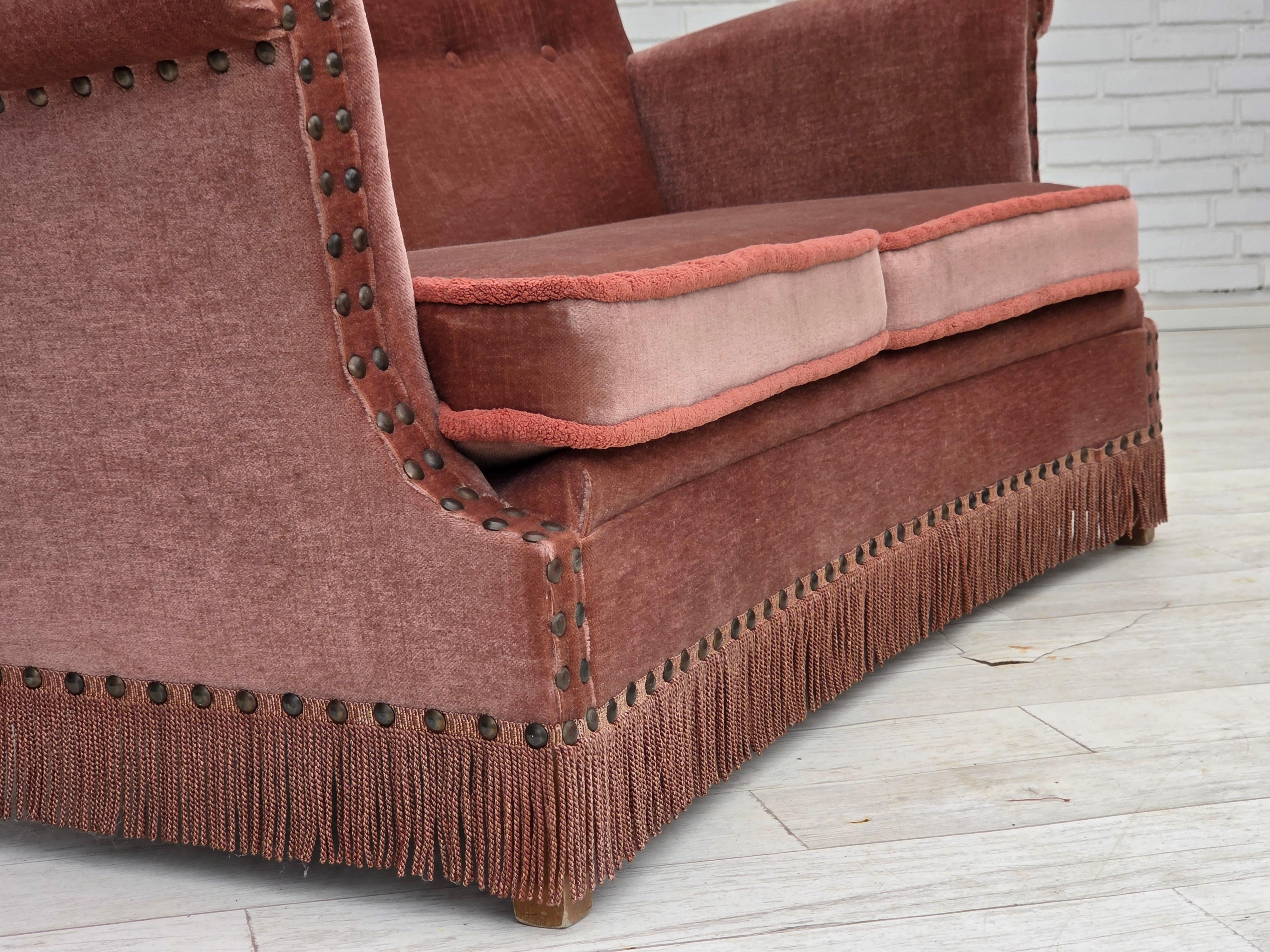 1970er Jahre, dänisches 2-Sitzer-Sofa, original lachsfarbener Möbelvelours, Buchenholz. (Samt) im Angebot