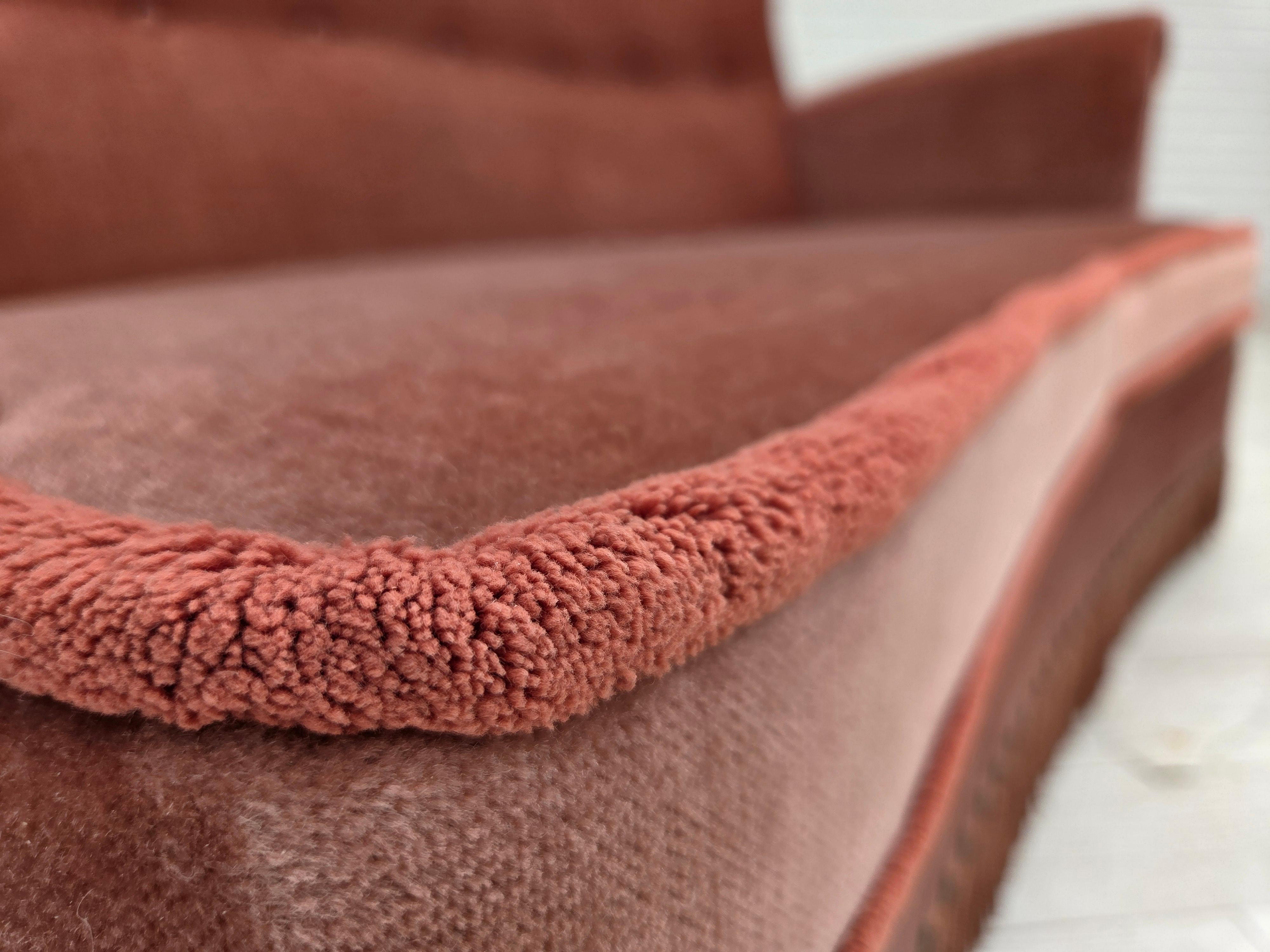 1970er Jahre, dänisches 2-Sitzer-Sofa, original lachsfarbener Möbelvelours, Buchenholz. im Angebot 1