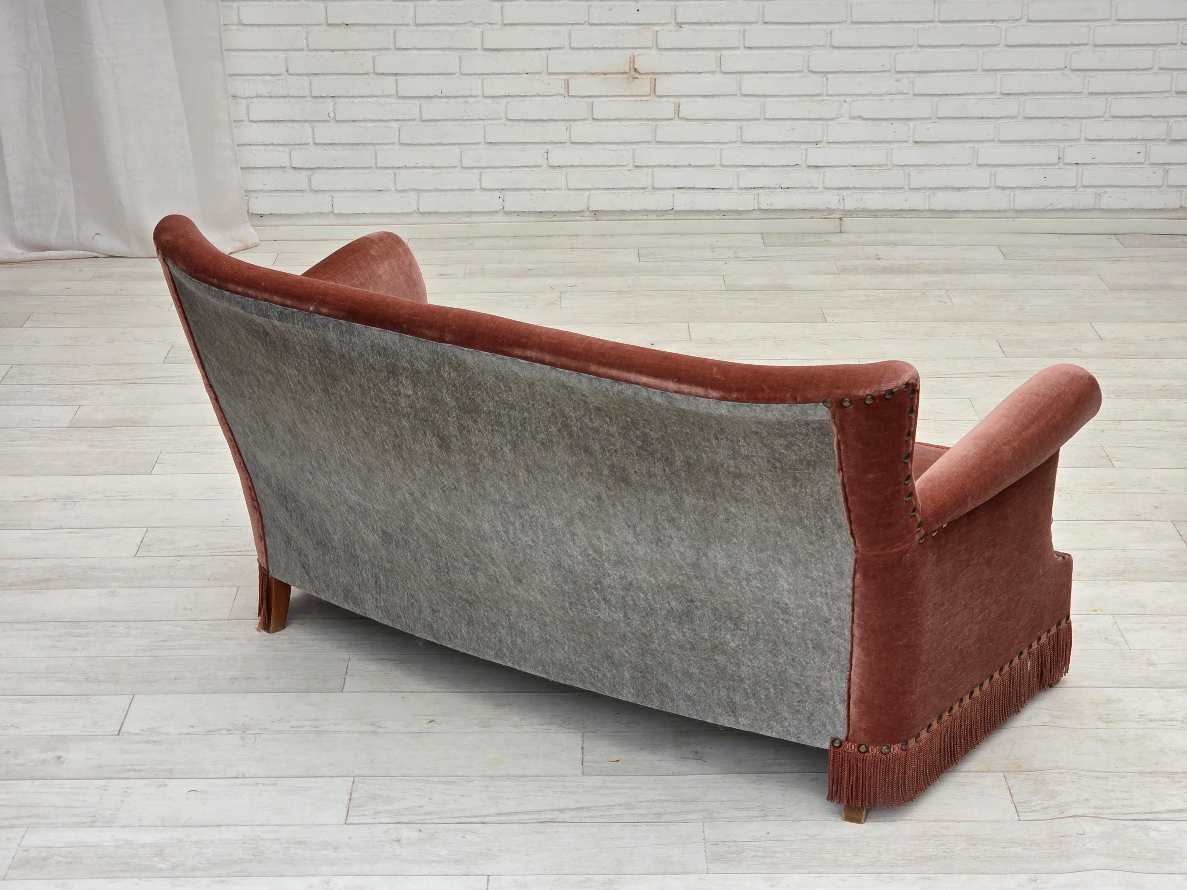 1970er Jahre, dänisches 2-Sitzer-Sofa, original lachsfarbener Möbelvelours, Buchenholz. im Angebot 4