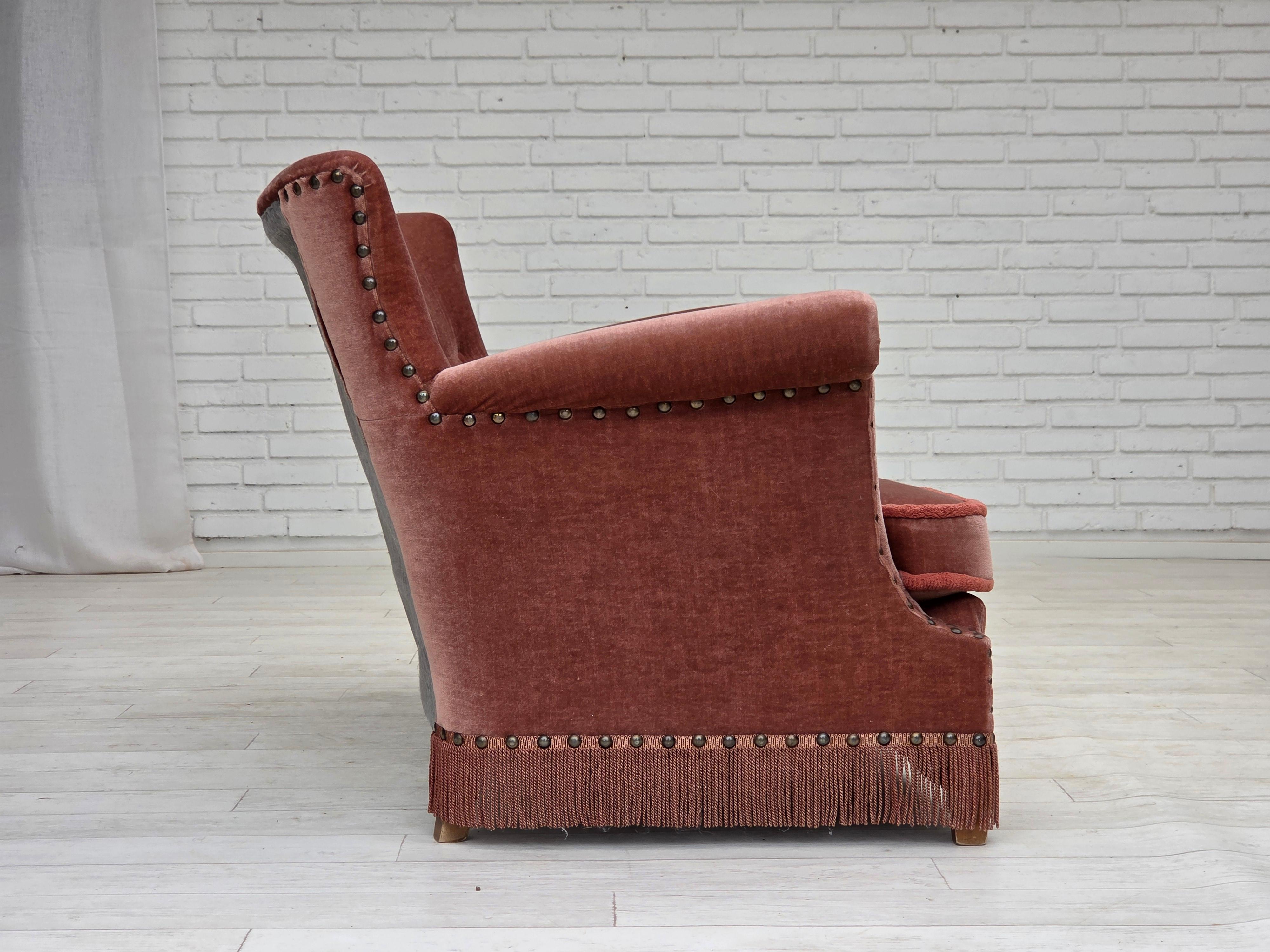 1970er Jahre, dänisches 2-Sitzer-Sofa, original lachsfarbener Möbelvelours, Buchenholz. im Angebot 3
