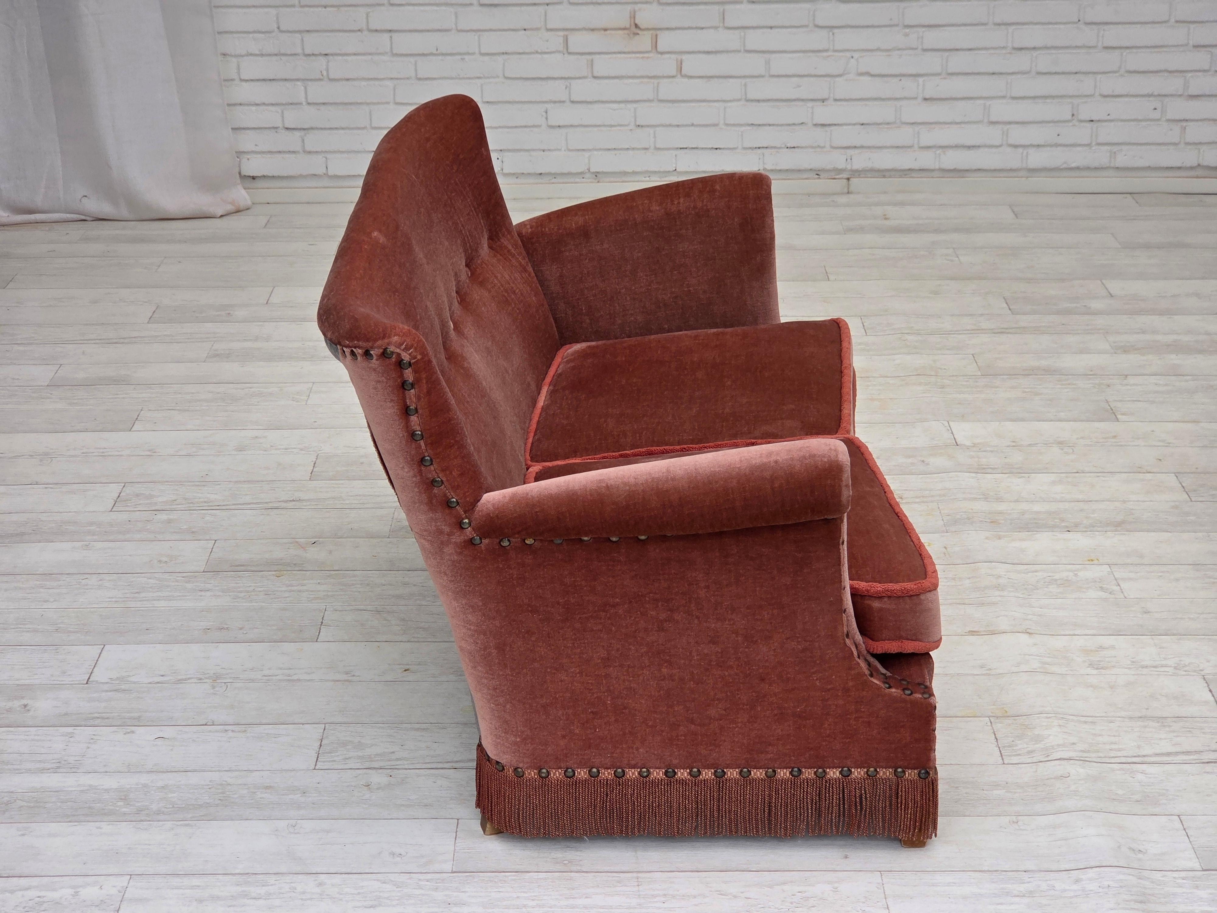 1970er Jahre, dänisches 2-Sitzer-Sofa, original lachsfarbener Möbelvelours, Buchenholz. im Angebot 2