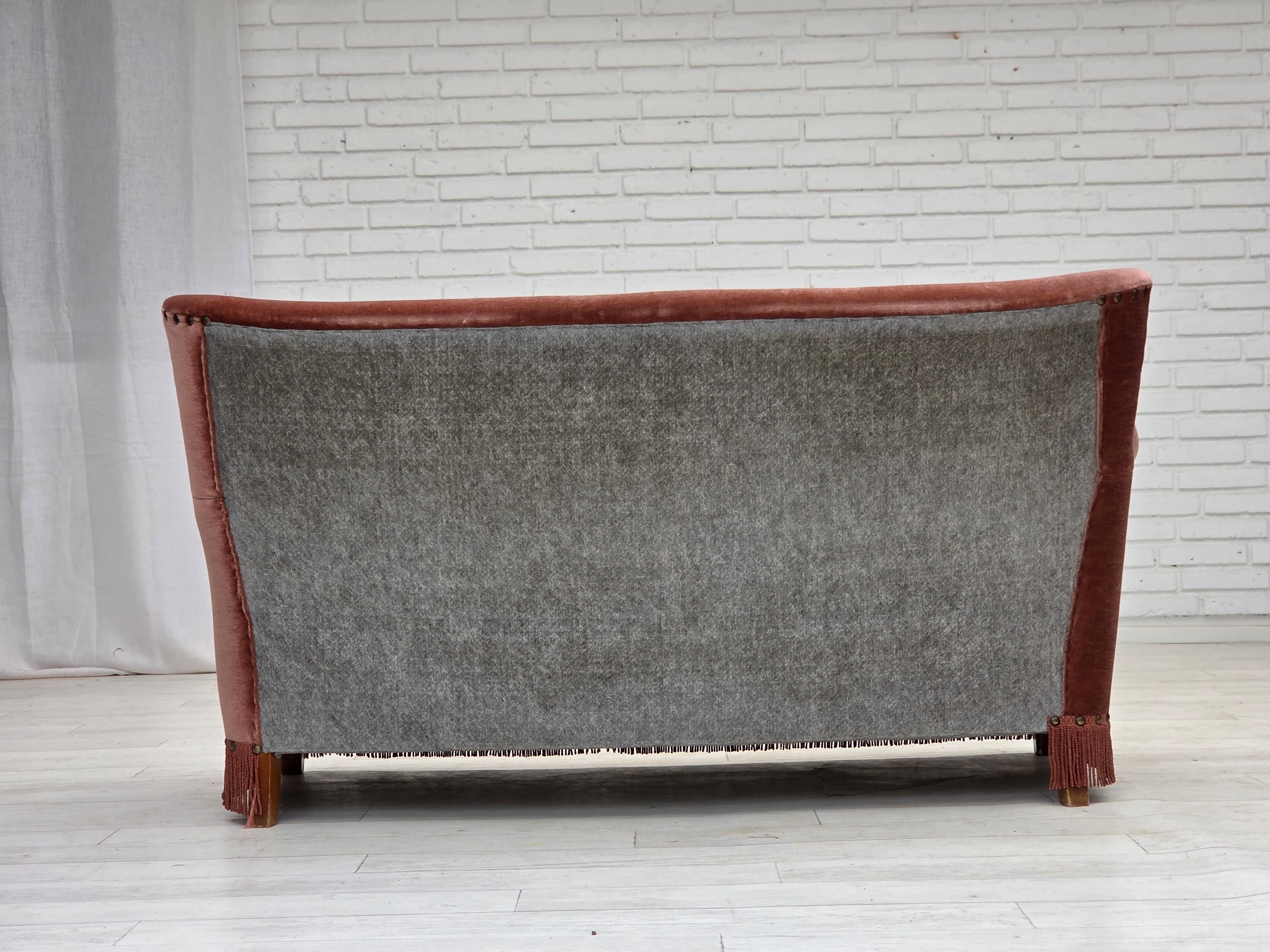 1970er Jahre, dänisches 2-Sitzer-Sofa, original lachsfarbener Möbelvelours, Buchenholz. im Angebot 5